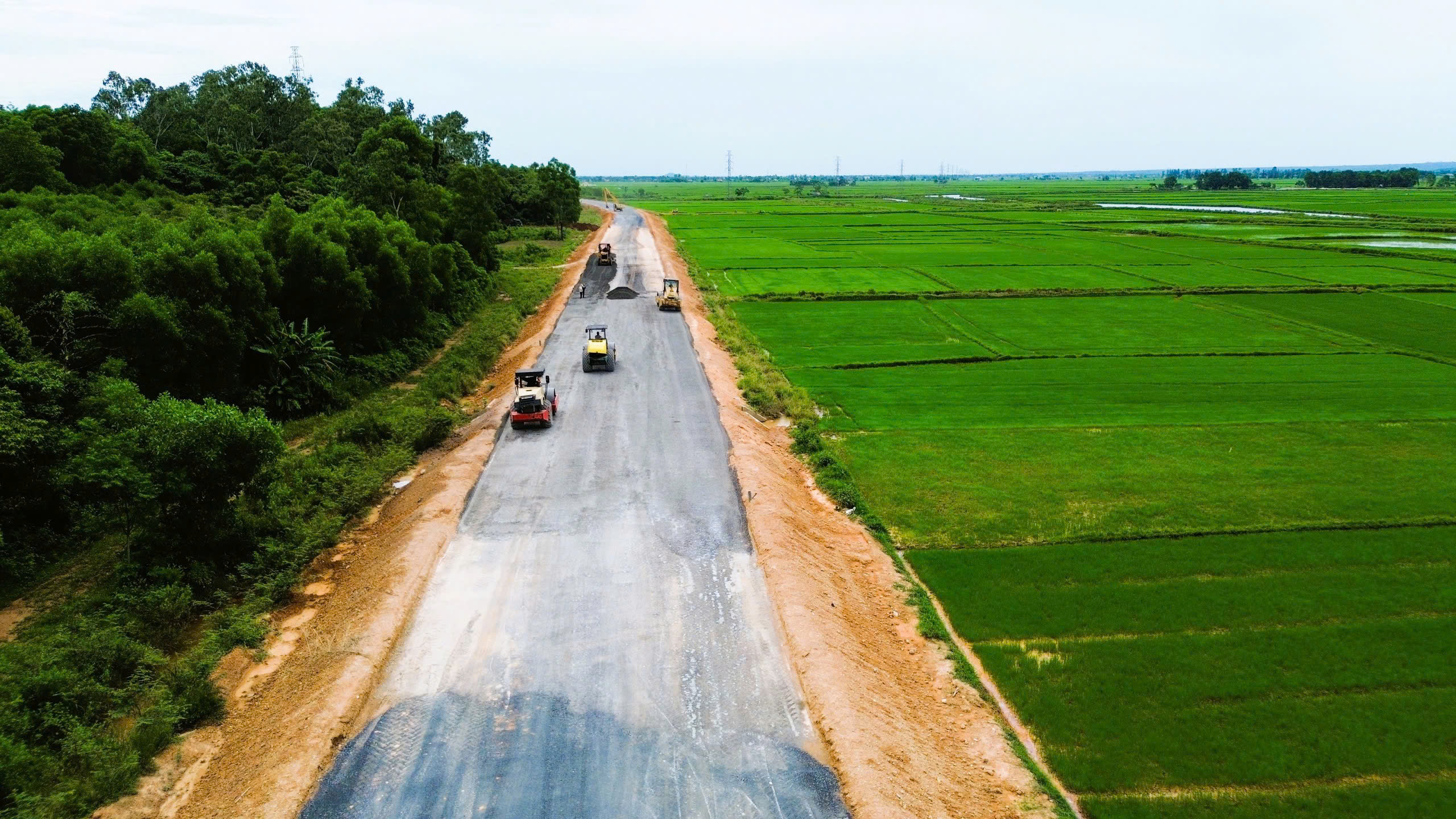 Vướng mặt bằng, hai dự án giao thông lớn qua Quảng Trị nguy cơ lỡ tiến độ về đích năm 2025- Ảnh 1. Vướng mặt bằng, hai dự án giao thông lớn qua Quảng Trị nguy cơ lỡ tiến độ về đích năm 2025- Ảnh 1.