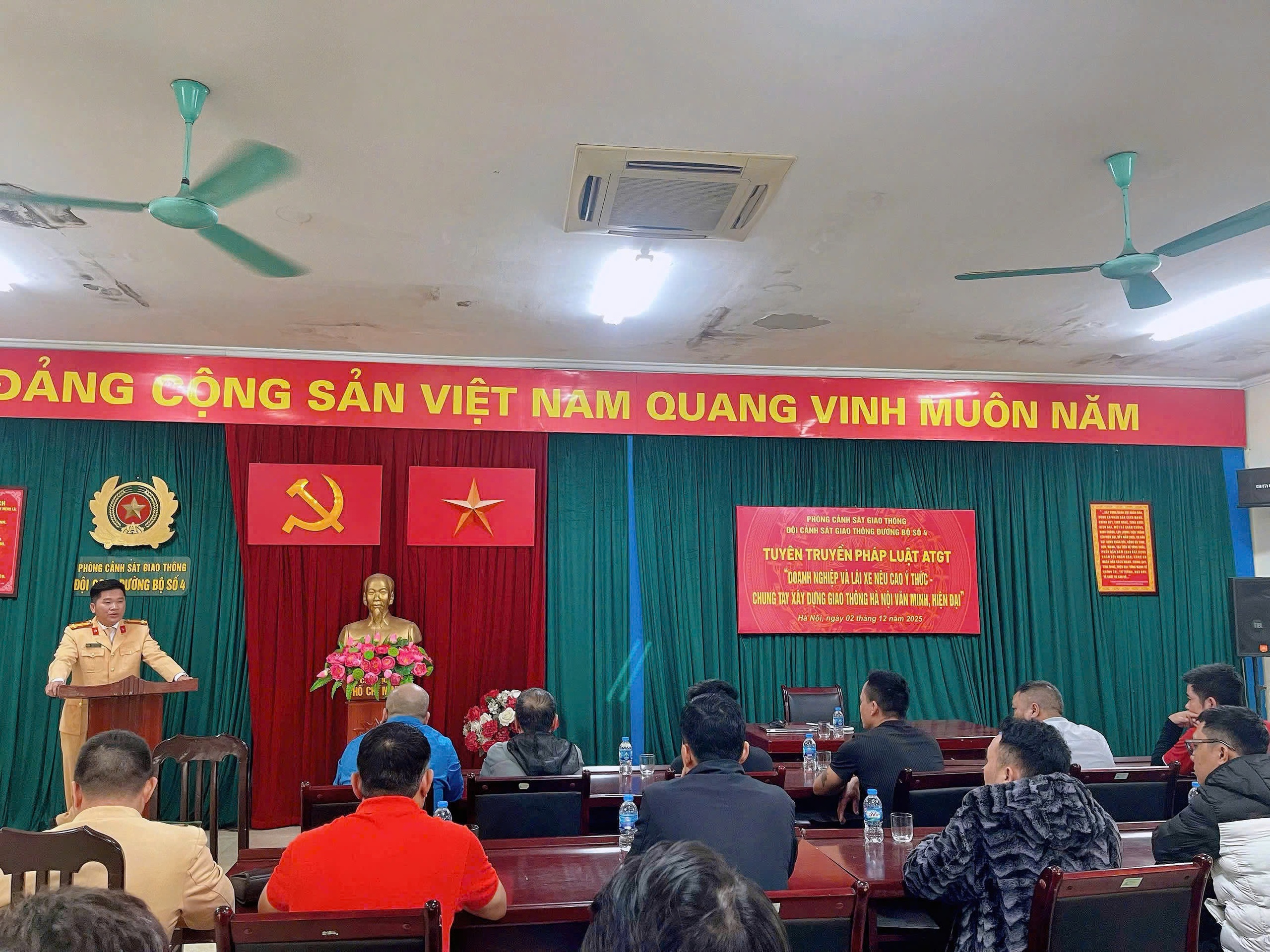 H&agrave; Nội: 30 doanh nghiệp vận tải k&yacute; cam kết chấp h&agrave;nh ph&aacute;p luật về trật tự ATGT- Ảnh 1.