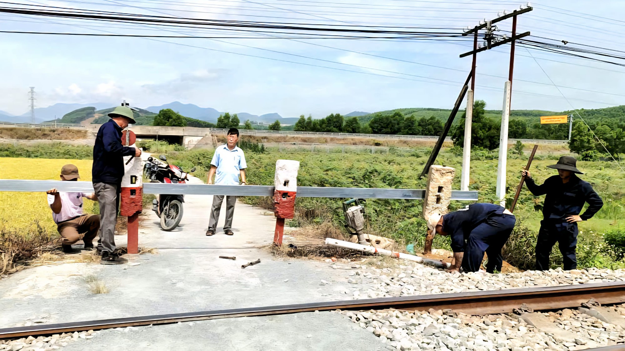 Quảng Ng&atilde;i quyết t&acirc;m x&oacute;a 100% lối đi tự mở qua đường sắt trong năm 2026- Ảnh 2.