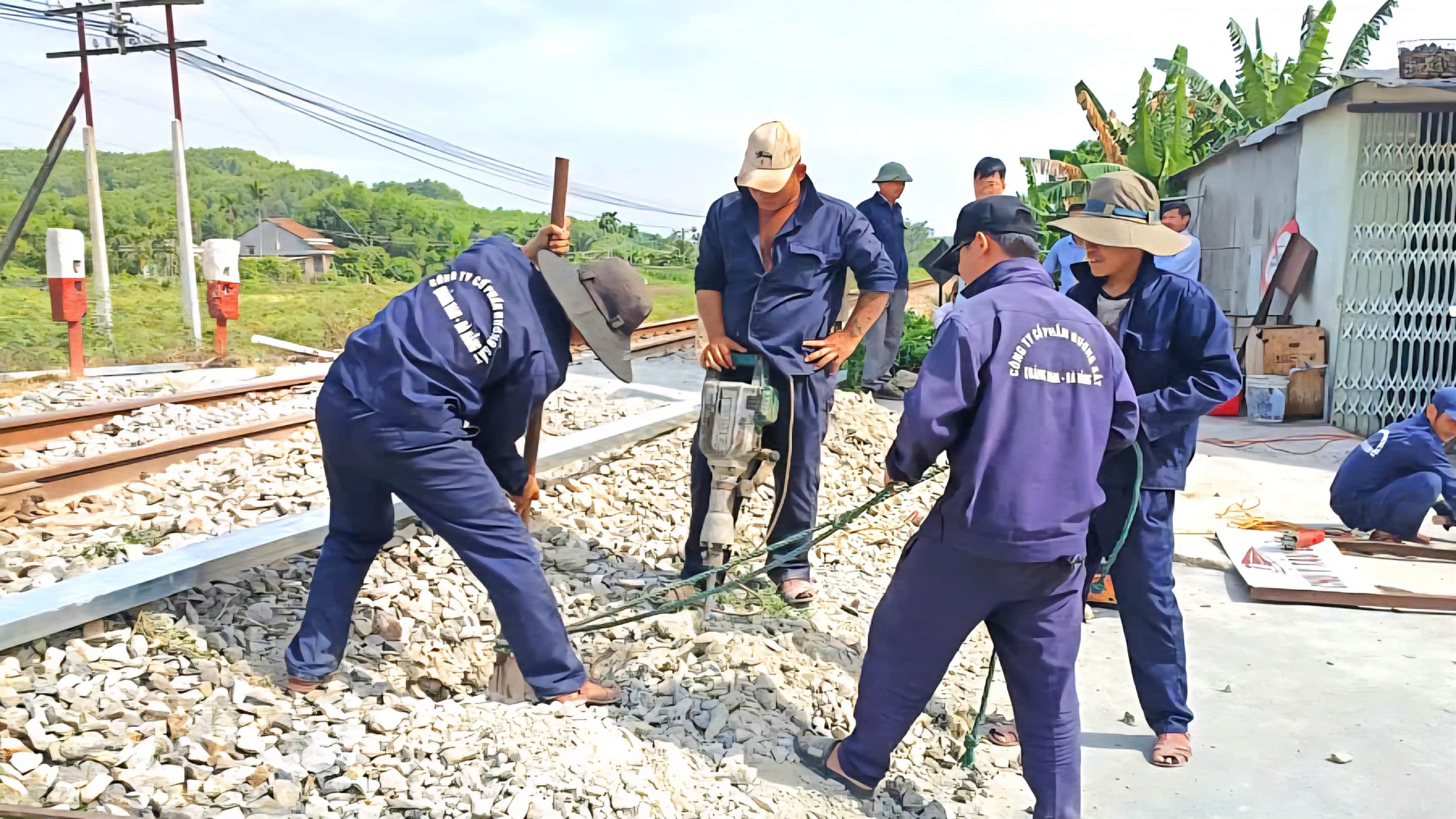 Quảng Ng&atilde;i quyết t&acirc;m x&oacute;a 100% lối đi tự mở qua đường sắt trong năm 2026- Ảnh 1.