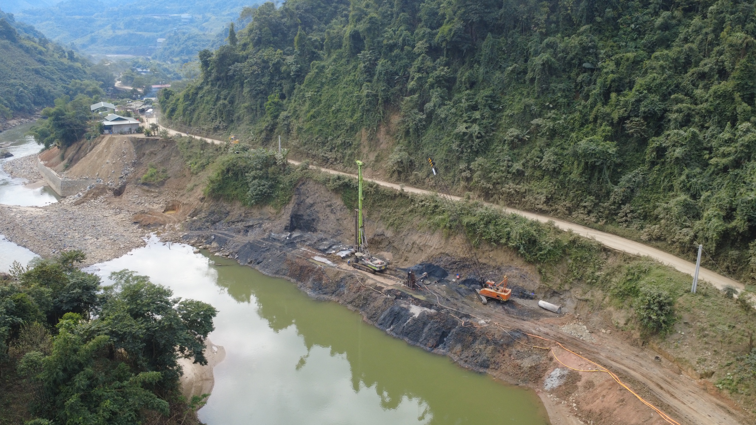 Tăng ca đẩy tiến độ dự án tuyến đường nối Lào Cai - Lai Châu- Ảnh 1.