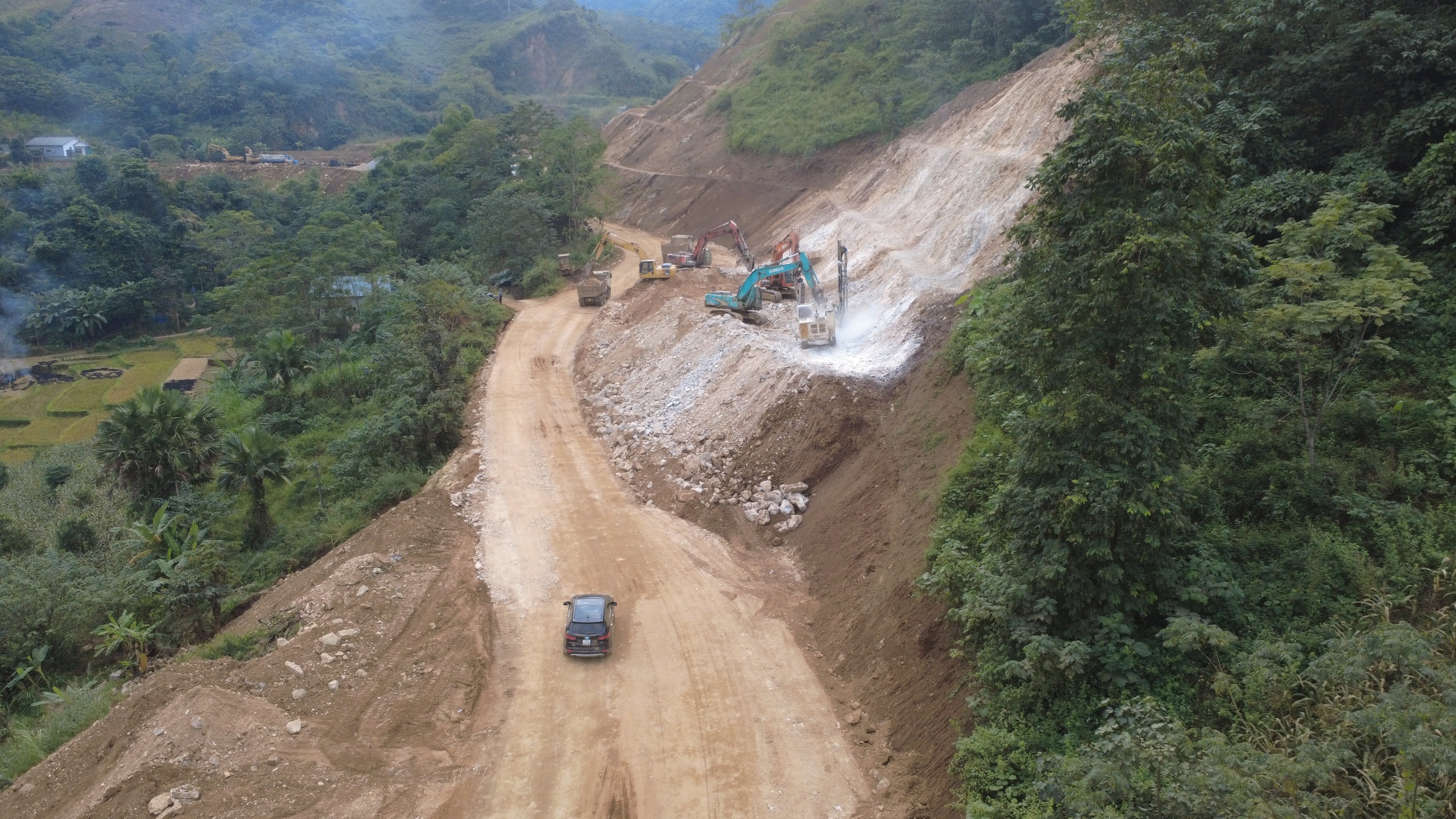 Tăng ca đẩy tiến độ dự án tuyến đường nối Lào Cai - Lai Châu- Ảnh 5.