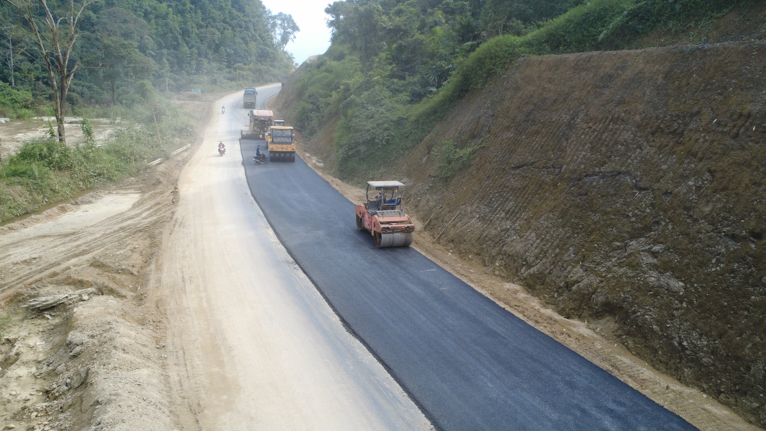 Tăng ca đẩy tiến độ dự án tuyến đường nối Lào Cai - Lai Châu- Ảnh 6.