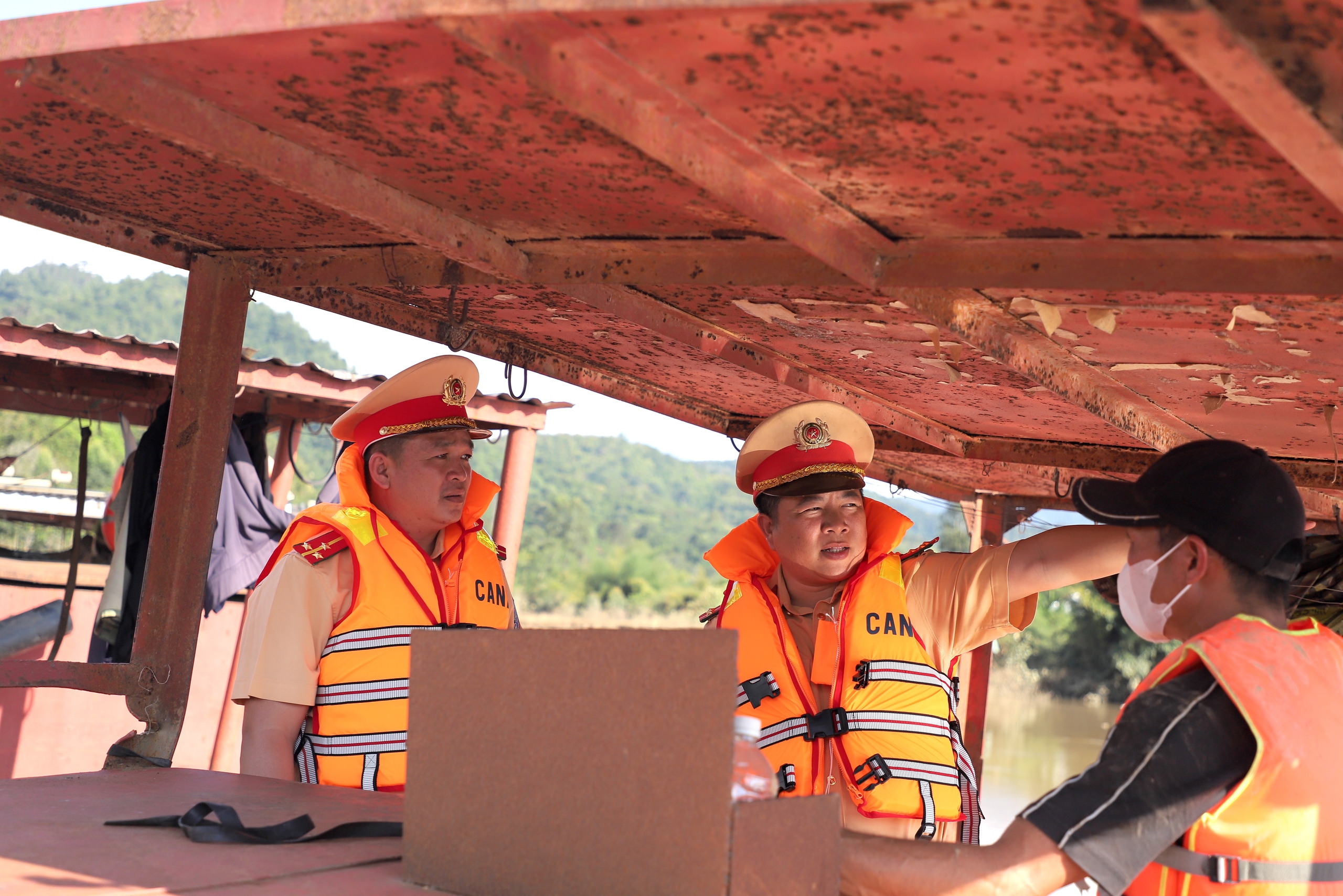 Cảnh sát đường thủy Đắk Lắk tăng cường xử lý vi phạm giao thông đường thủy- Ảnh 2.