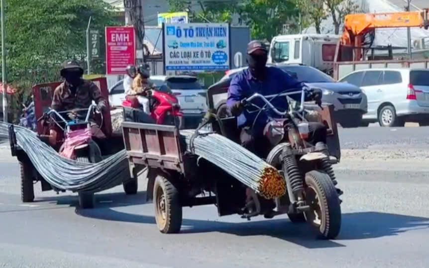 CSGT xử phạt 2 tài xế xe ba gác chở thép không an toàn trên quốc lộ 51