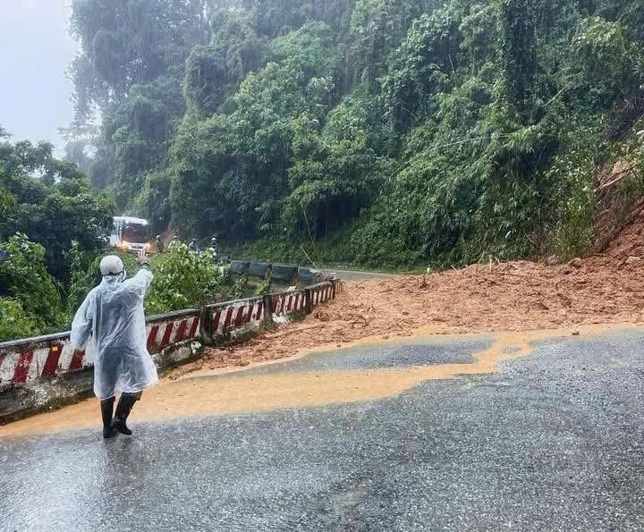 Lâm Đồng: Tạm dừng lưu thông qua đèo Ngoạn Mục do phát sinh điểm sạt lở mới- Ảnh 1.