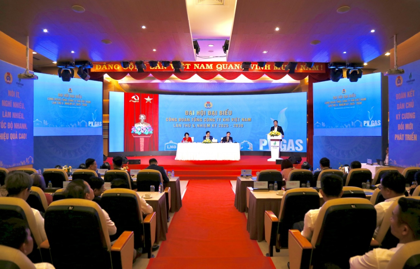 Công đoàn PV GAS nhiệm kỳ 2025 - 2030: Đoàn kết, Dân chủ, Kỷ cương, Đổi mới, Phát triển- Ảnh 1. Công đoàn PV GAS nhiệm kỳ 2025 - 2030: Đoàn kết, Dân chủ, Kỷ cương, Đổi mới, Phát triển- Ảnh 1.