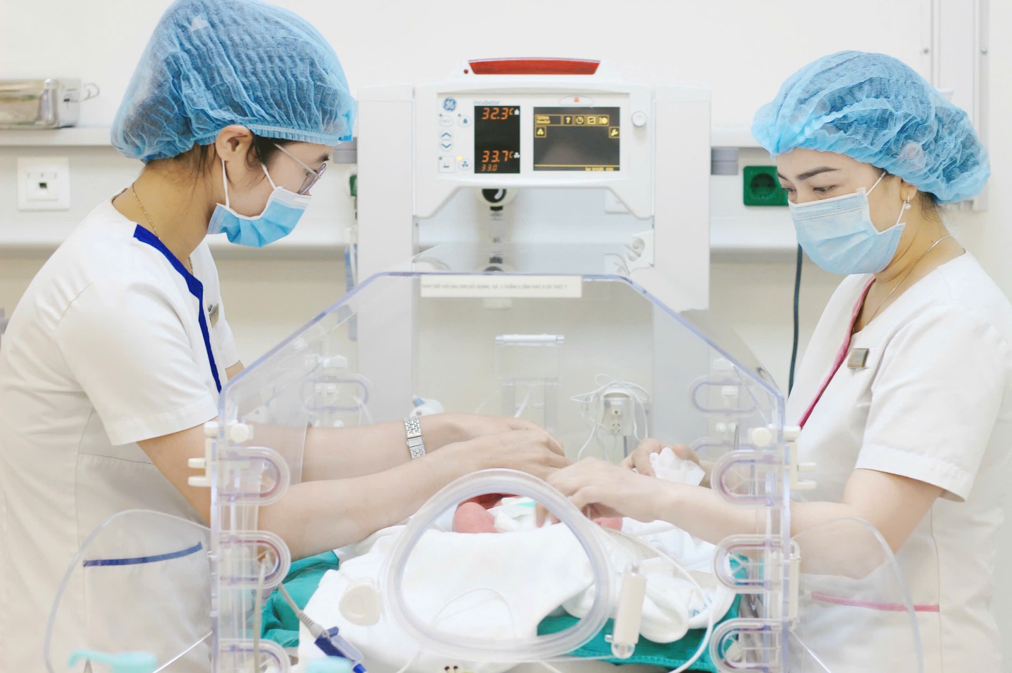 Gần 40 ngày nỗ lực hồi sinh sự sống bé trai sinh non chỉ nặng hơn 1kg tại Vinmec Phú Quốc- Ảnh 1. Gần 40 ngày nỗ lực hồi sinh sự sống bé trai sinh non chỉ nặng hơn 1kg tại Vinmec Phú Quốc- Ảnh 1.