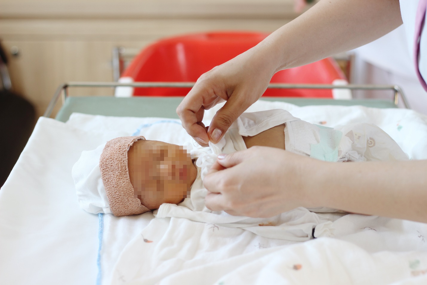 Gần 40 ngày nỗ lực hồi sinh sự sống bé trai sinh non chỉ nặng hơn 1kg tại Vinmec Phú Quốc- Ảnh 2. Gần 40 ngày nỗ lực hồi sinh sự sống bé trai sinh non chỉ nặng hơn 1kg tại Vinmec Phú Quốc- Ảnh 2.