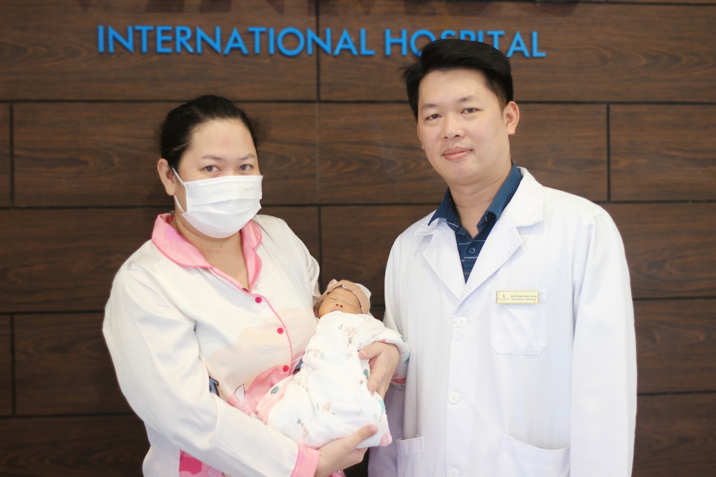 Gần 40 ngày nỗ lực hồi sinh sự sống bé trai sinh non chỉ nặng hơn 1kg tại Vinmec Phú Quốc- Ảnh 3. Gần 40 ngày nỗ lực hồi sinh sự sống bé trai sinh non chỉ nặng hơn 1kg tại Vinmec Phú Quốc- Ảnh 3.