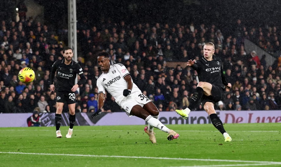 Thắng kịch tính Fulham, Man City rút ngắn cách biệt với Arsenal- Ảnh 1. Thắng kịch tính Fulham, Man City rút ngắn cách biệt với Arsenal- Ảnh 1.