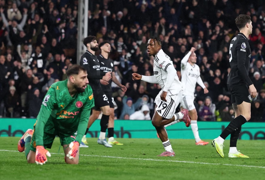 Thắng kịch tính Fulham, Man City rút ngắn cách biệt với Arsenal- Ảnh 2. Thắng kịch tính Fulham, Man City rút ngắn cách biệt với Arsenal- Ảnh 2.