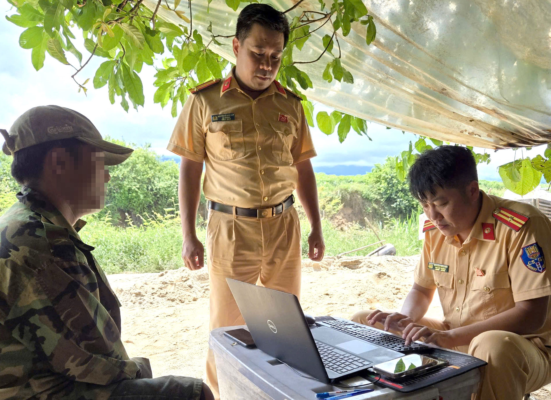 Cảnh sát đường thủy Đắk Lắk tăng cường xử lý vi phạm giao thông đường thủy- Ảnh 1.