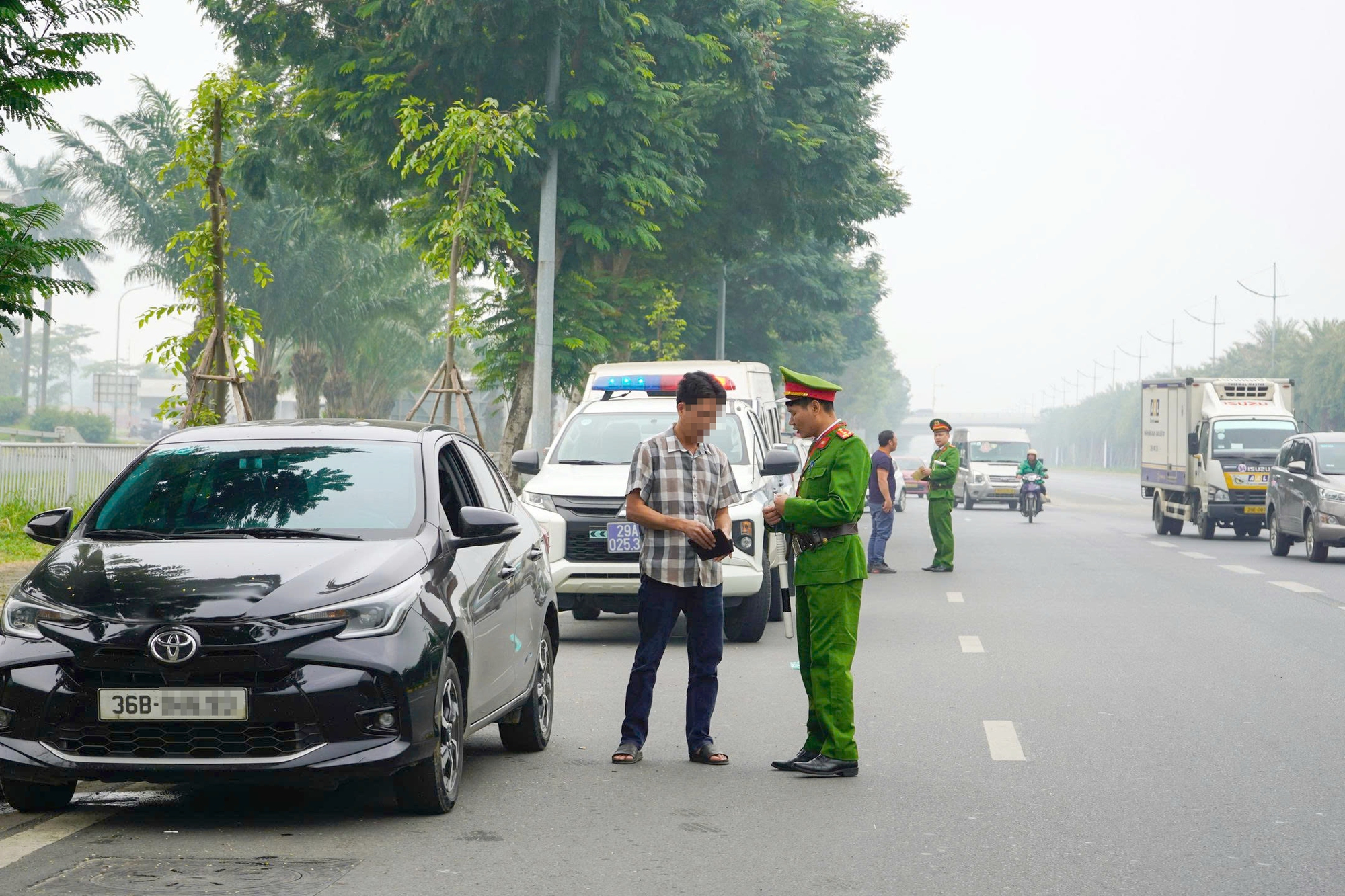 Hà Nội: Đề xuất lắp camera phạt nguội ô tô dừng, đỗ tràn lan tại sân bay Nội Bài- Ảnh 3. Hà Nội: Đề xuất lắp camera phạt nguội ô tô dừng, đỗ tràn lan tại sân bay Nội Bài- Ảnh 3.