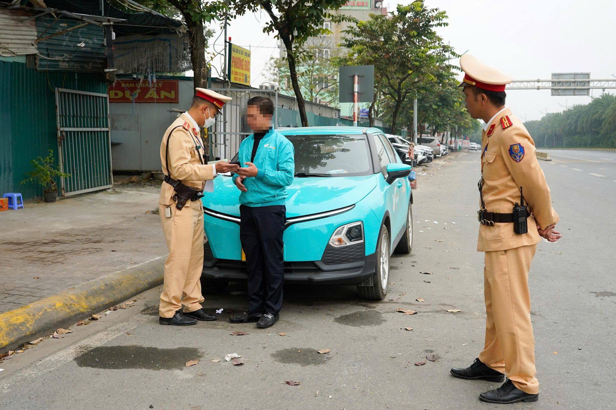 Hà Nội: Đề xuất lắp camera phạt nguội ô tô dừng, đỗ tràn lan tại sân bay Nội Bài- Ảnh 2. Hà Nội: Đề xuất lắp camera phạt nguội ô tô dừng, đỗ tràn lan tại sân bay Nội Bài- Ảnh 2.