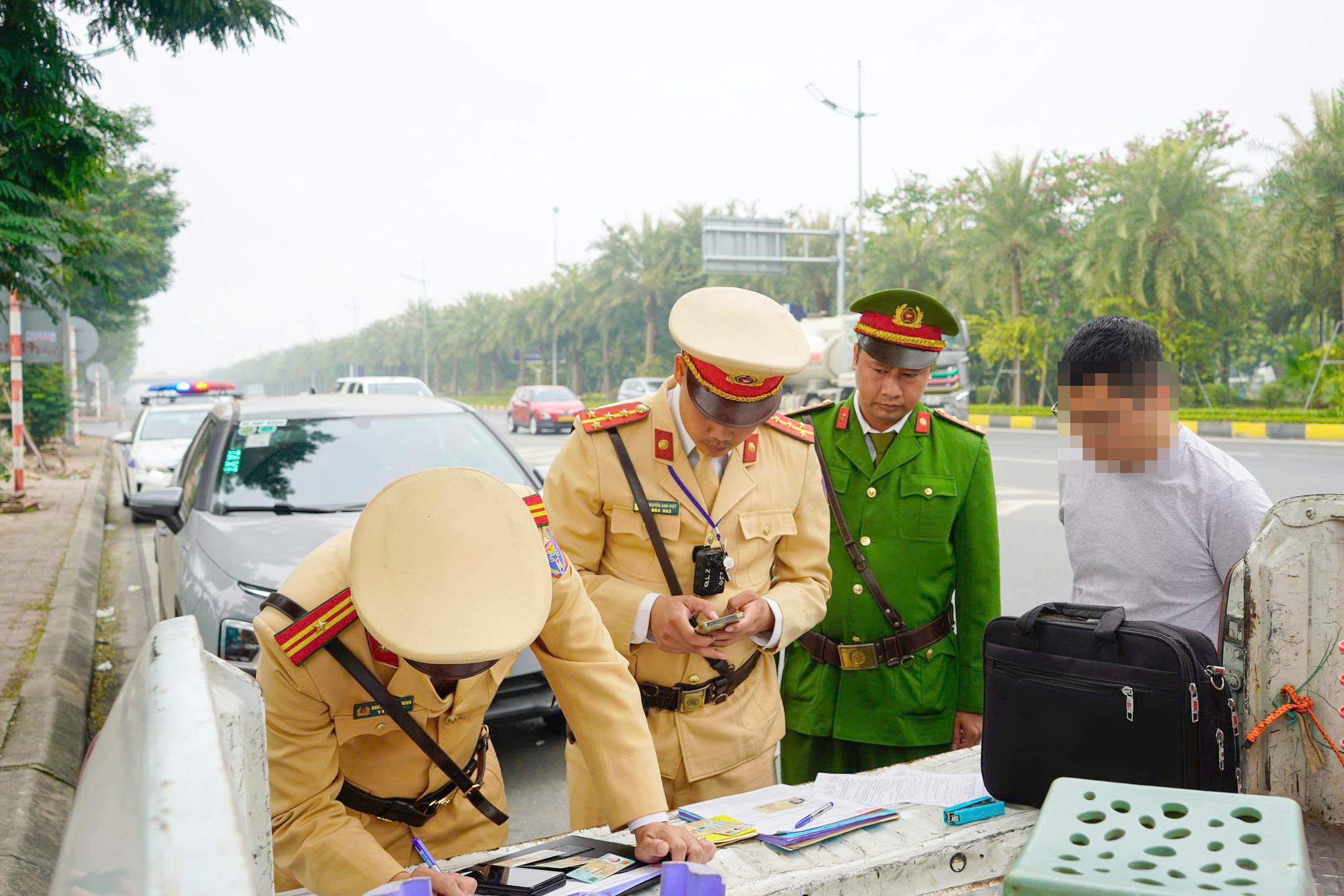 Hà Nội: Đề xuất lắp camera phạt nguội ô tô dừng, đỗ tràn lan tại sân bay Nội Bài- Ảnh 5. Hà Nội: Đề xuất lắp camera phạt nguội ô tô dừng, đỗ tràn lan tại sân bay Nội Bài- Ảnh 5.