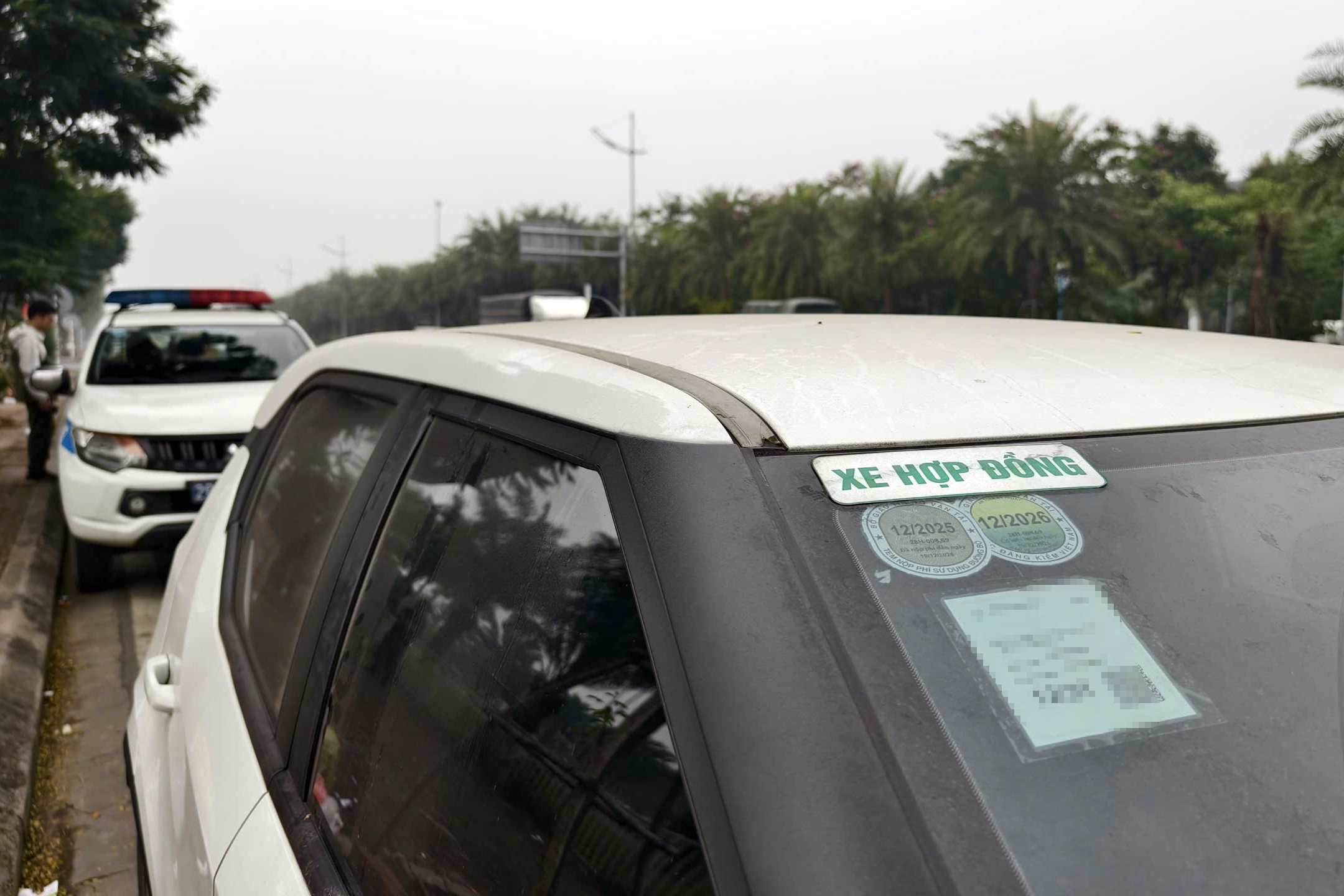 Hà Nội: Đề xuất lắp camera phạt nguội ô tô dừng, đỗ tràn lan tại sân bay Nội Bài- Ảnh 4. Hà Nội: Đề xuất lắp camera phạt nguội ô tô dừng, đỗ tràn lan tại sân bay Nội Bài- Ảnh 4.