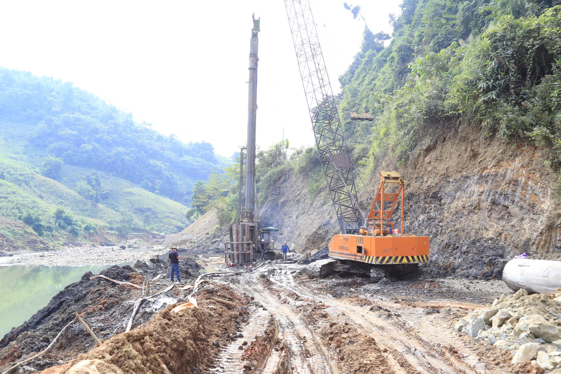 Tăng ca đẩy tiến độ dự án tuyến đường nối Lào Cai - Lai Châu- Ảnh 2.