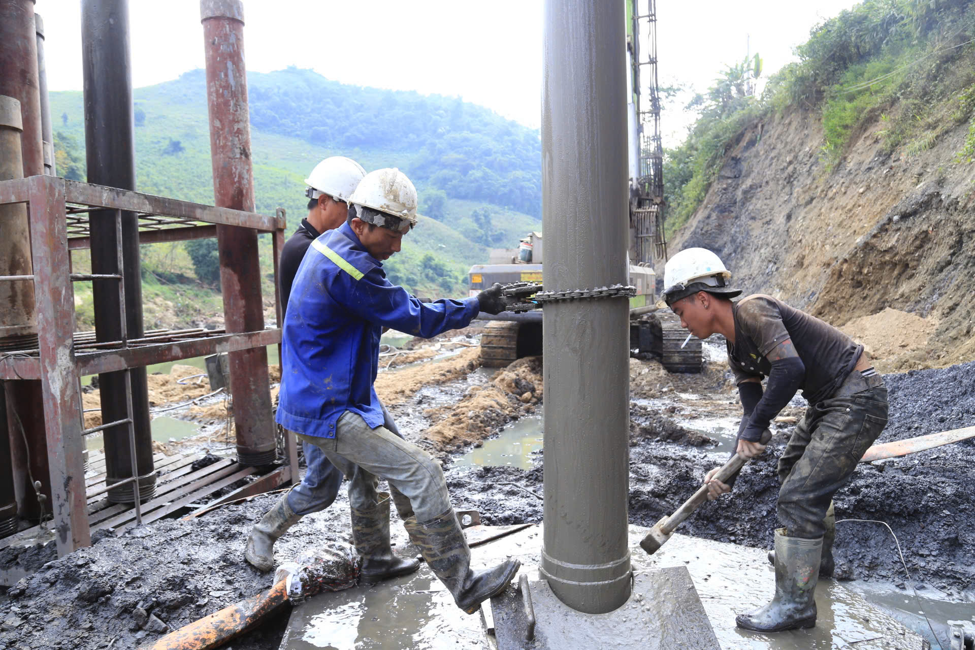 Tăng ca đẩy tiến độ dự án tuyến đường nối Lào Cai - Lai Châu- Ảnh 3.