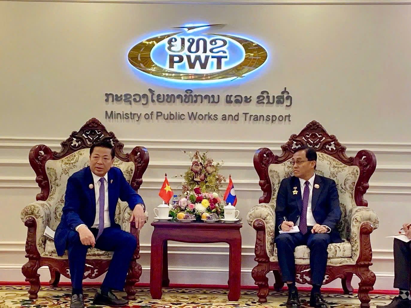 Bộ trưởng Trần Hồng Minh làm việc với Bộ trưởng Công chính và Vận tải Lào Leklay Sivilay- Ảnh 1.