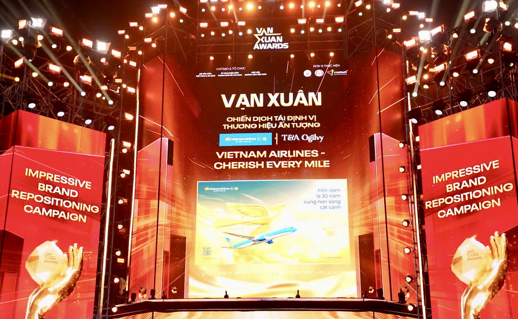 Vietnam Airlines được vinh danh tại Lễ trao giải Quảng cáo sáng tạo - Vạn Xuân Awards 2025- Ảnh 6. Vietnam Airlines được vinh danh tại Lễ trao giải Quảng cáo sáng tạo - Vạn Xuân Awards 2025- Ảnh 6.
