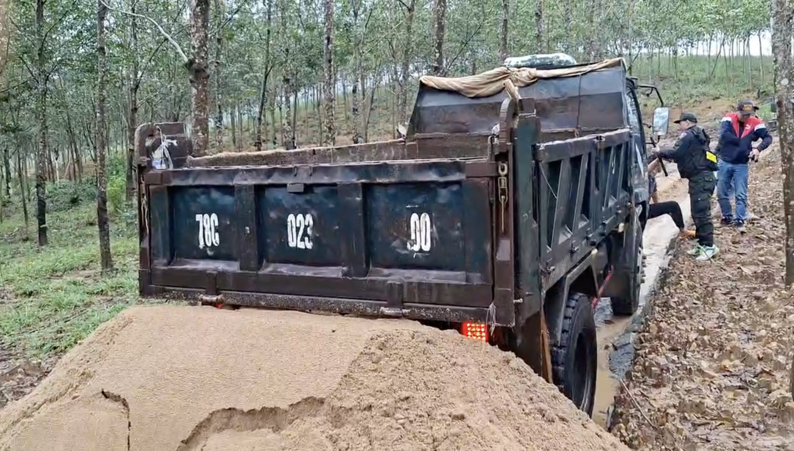 Đắk Lắk: Bắt quả tang 7 đối tượng khai th&aacute;c, vận chuyển c&aacute;t tr&aacute;i ph&eacute;p- Ảnh 1.