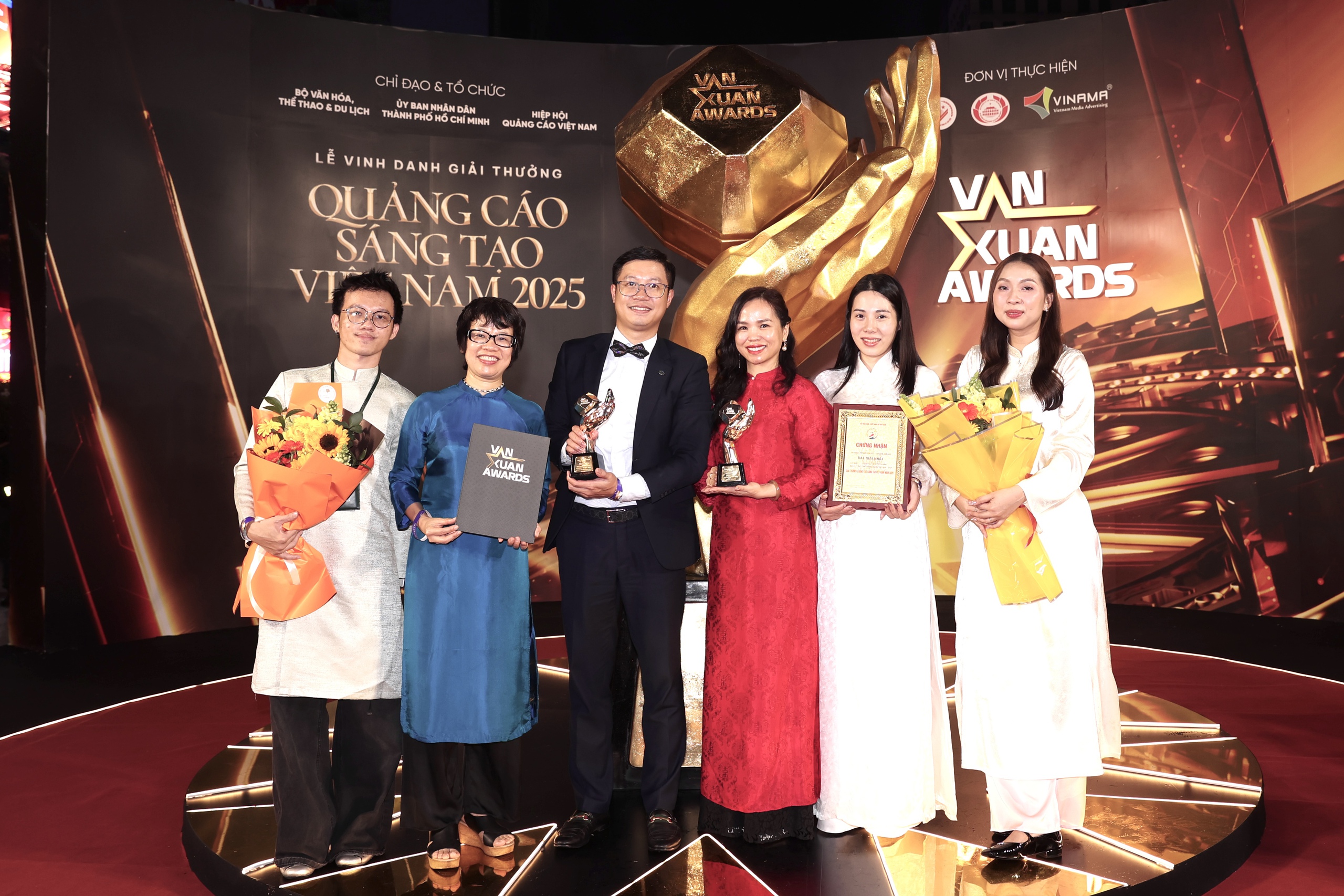 Vietnam Airlines được vinh danh tại Lễ trao giải Quảng cáo sáng tạo - Vạn Xuân Awards 2025- Ảnh 4. Vietnam Airlines được vinh danh tại Lễ trao giải Quảng cáo sáng tạo - Vạn Xuân Awards 2025- Ảnh 4.