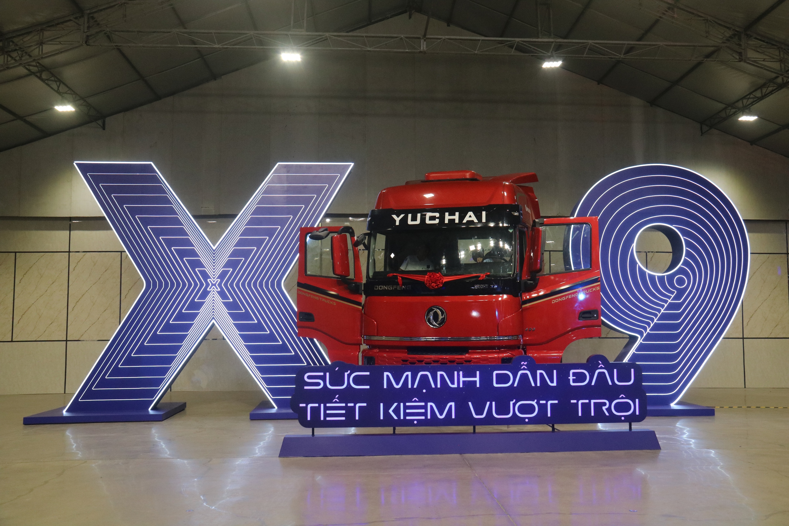 Ra mắt xe đầu kéo công suất lớn, giá từ 1,41 tỷ đồng- Ảnh 1.