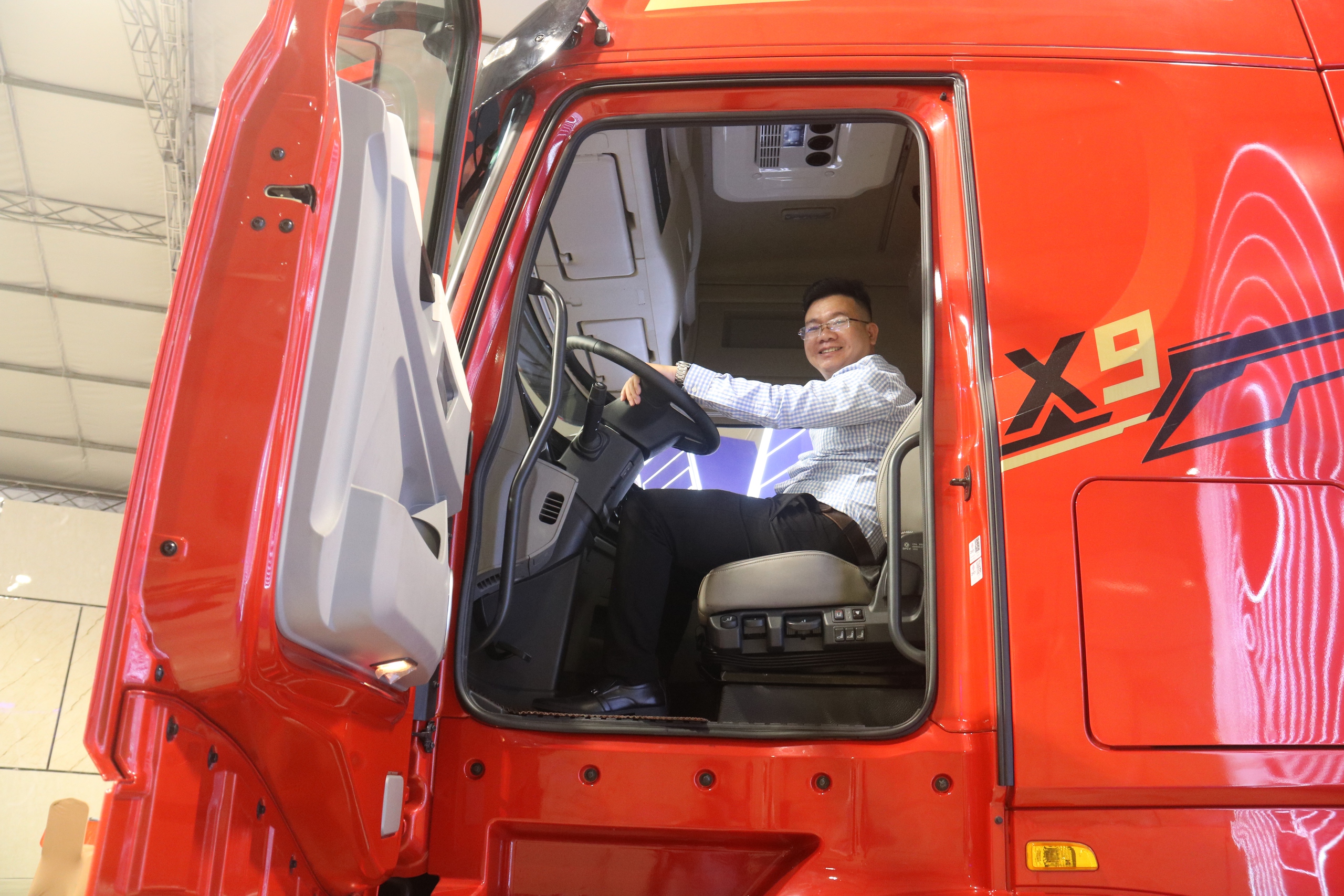 Ra mắt xe đầu kéo công suất lớn, giá từ 1,41 tỷ đồng- Ảnh 5.