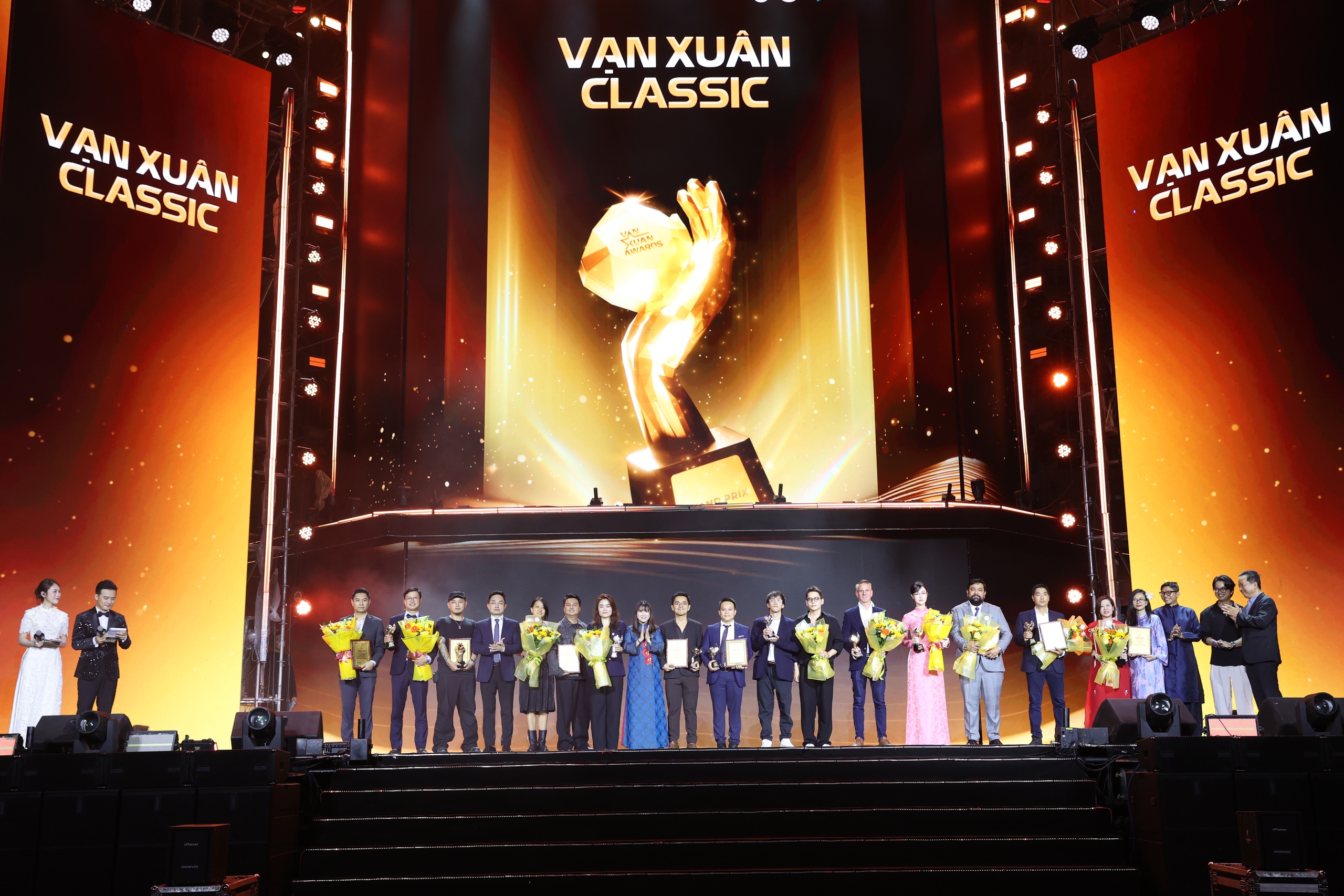 Vietnam Airlines được vinh danh tại Lễ trao giải Quảng cáo sáng tạo - Vạn Xuân Awards 2025- Ảnh 3. Vietnam Airlines được vinh danh tại Lễ trao giải Quảng cáo sáng tạo - Vạn Xuân Awards 2025- Ảnh 3.