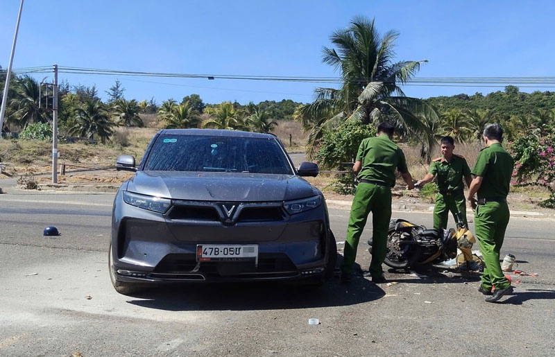 Cơ quan chức năng tiến h&agrave;nh kh&aacute;m nghiệm hiện trường vụ tai nạn.