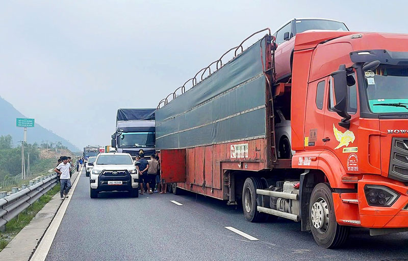Hiện trường vụ ba &ocirc; t&ocirc; va chạm tr&ecirc;n cao tốc - Ảnh: Hải Qu&acirc;n.