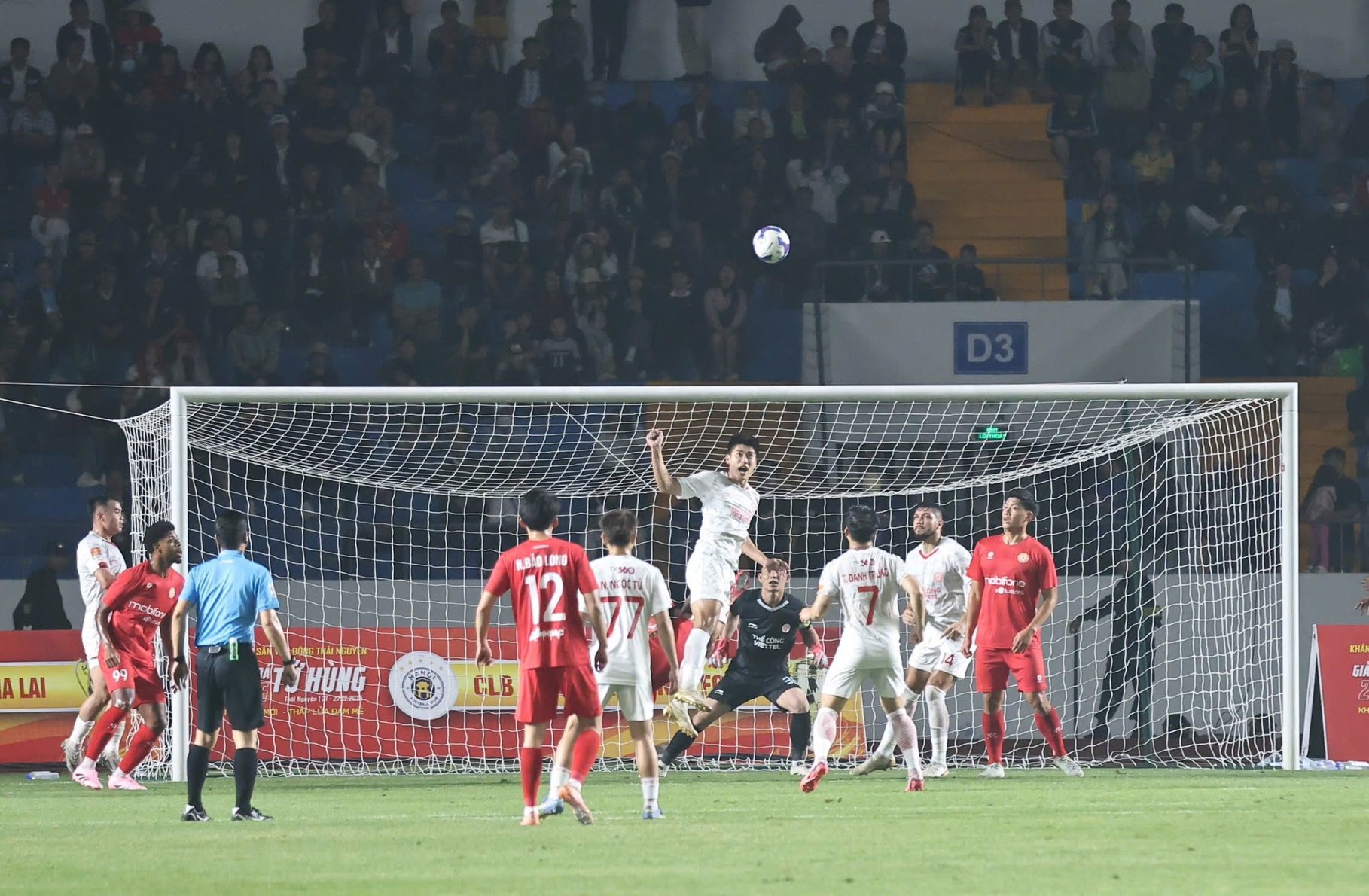 ថៃង្វៀន ភ្លឺចែងចាំងនៅយប់បើកឆាកនៃការប្រកួតបាល់ទាត់បួនក្រុមឆ្នាំ ២០២៥ - រូបថតទី ១៨។ Thái Nguyên rực sáng trong đêm khai mạc Giải Tứ hùng 2025- Ảnh 18.