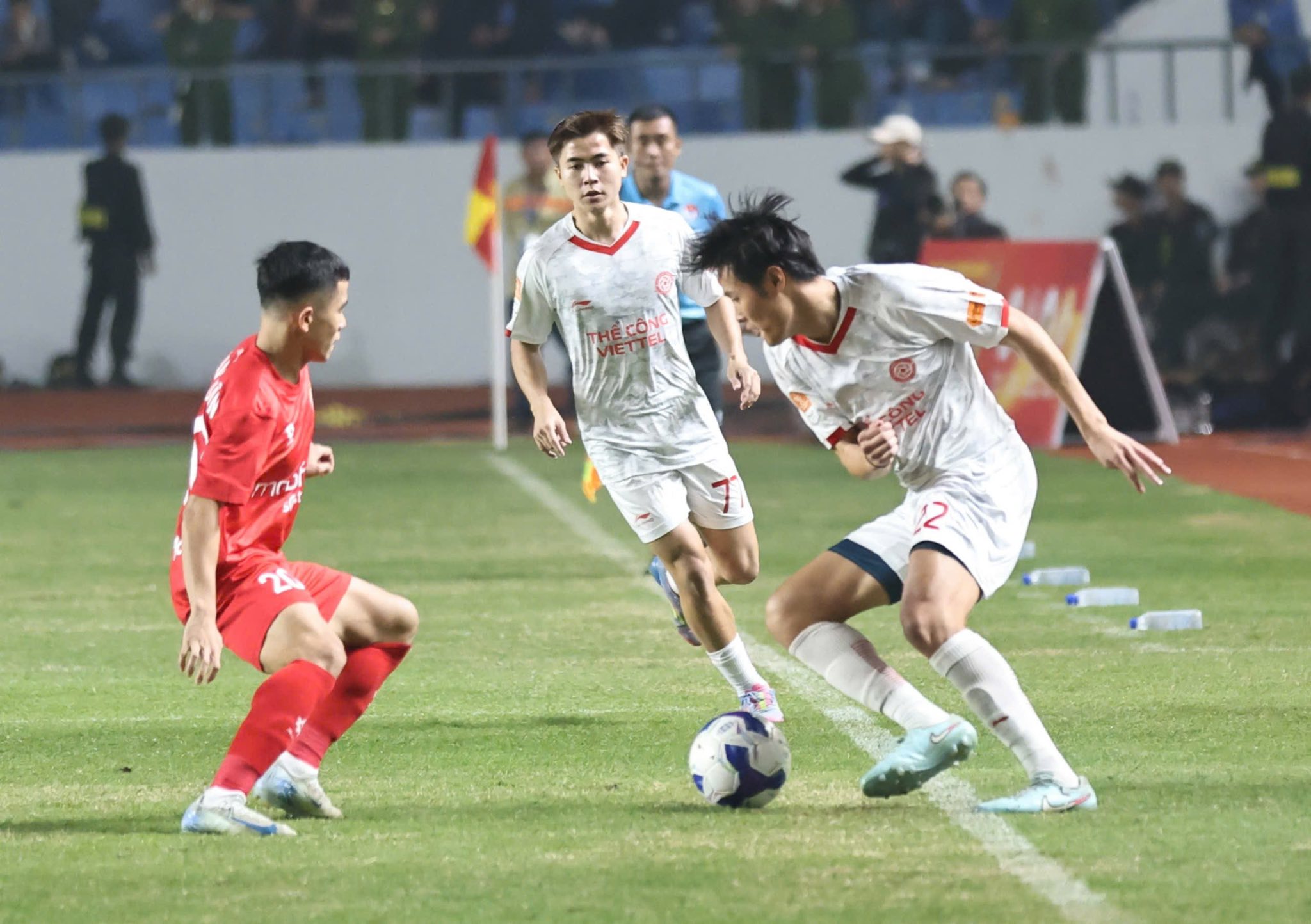 ថៃង្វៀន ភ្លឺចែងចាំងនៅយប់បើកឆាកនៃការប្រកួតបាល់ទាត់បួនក្រុមឆ្នាំ ២០២៥ - រូបថតទី ១៦។ Thái Nguyên rực sáng trong đêm khai mạc Giải Tứ hùng 2025- Ảnh 16.