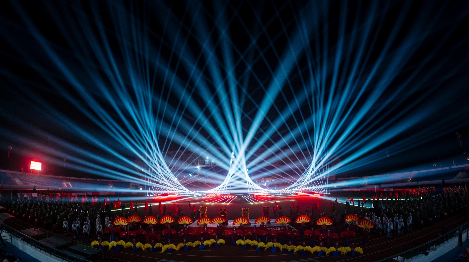 ថៃង្វៀន ភ្លឺចែងចាំងនៅយប់បើកឆាកនៃការប្រកួតបាល់ទាត់បួនក្រុមឆ្នាំ ២០២៥ - រូបថតទី ៥។ Thái Nguyên rực sáng trong đêm khai mạc Giải Tứ hùng 2025- Ảnh 5.