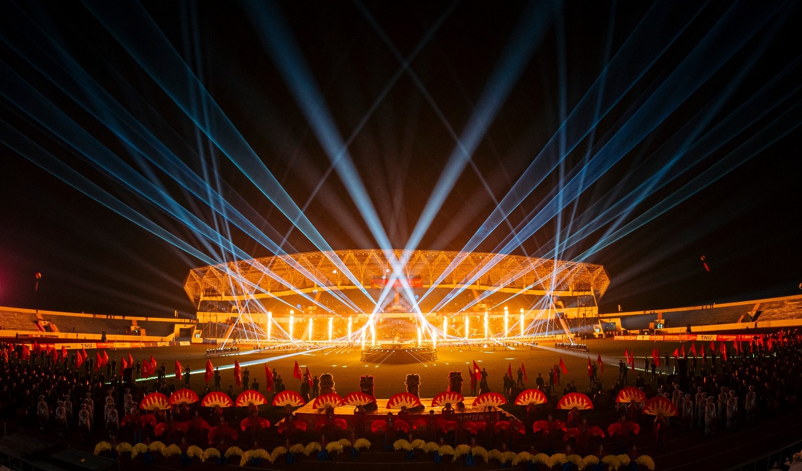 ថៃង្វៀន ភ្លឺចែងចាំងនៅយប់បើកឆាកនៃការប្រកួតបាល់ទាត់បួនក្រុមឆ្នាំ ២០២៥ - រូបថតទី ៣។ Thái Nguyên rực sáng trong đêm khai mạc Giải Tứ hùng 2025- Ảnh 3.