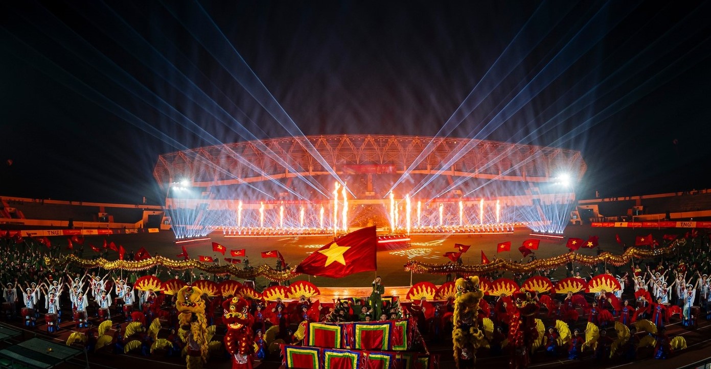 ថៃង្វៀន ភ្លឺចែងចាំងនៅយប់បើកឆាកនៃការប្រកួតបាល់ទាត់បួនក្រុមឆ្នាំ ២០២៥ - រូបថតទី ៤។ Thái Nguyên rực sáng trong đêm khai mạc Giải Tứ hùng 2025- Ảnh 4.
