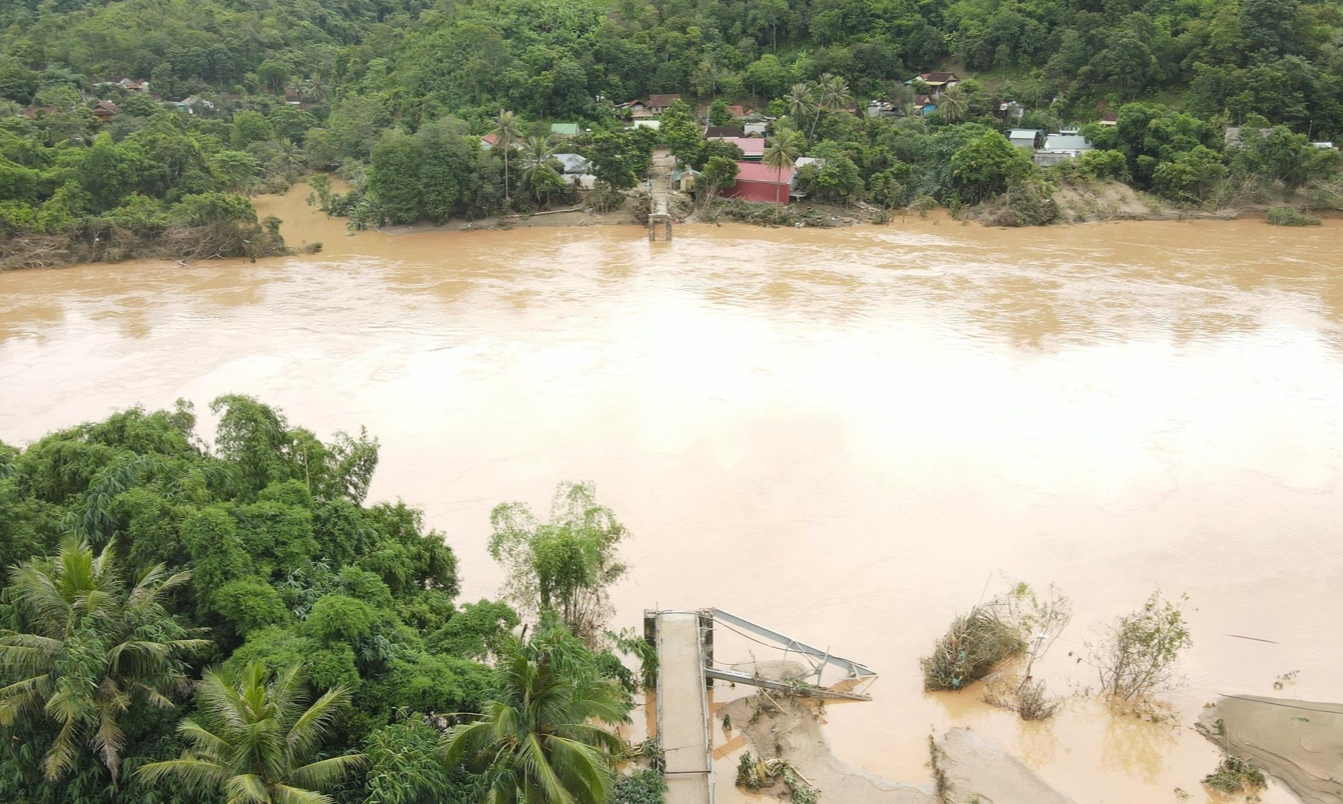 Nghệ An: Người d&acirc;n v&ugrave;ng cao mong sớm c&oacute; cầu treo qua s&ocirc;ng qua suối- Ảnh 1.