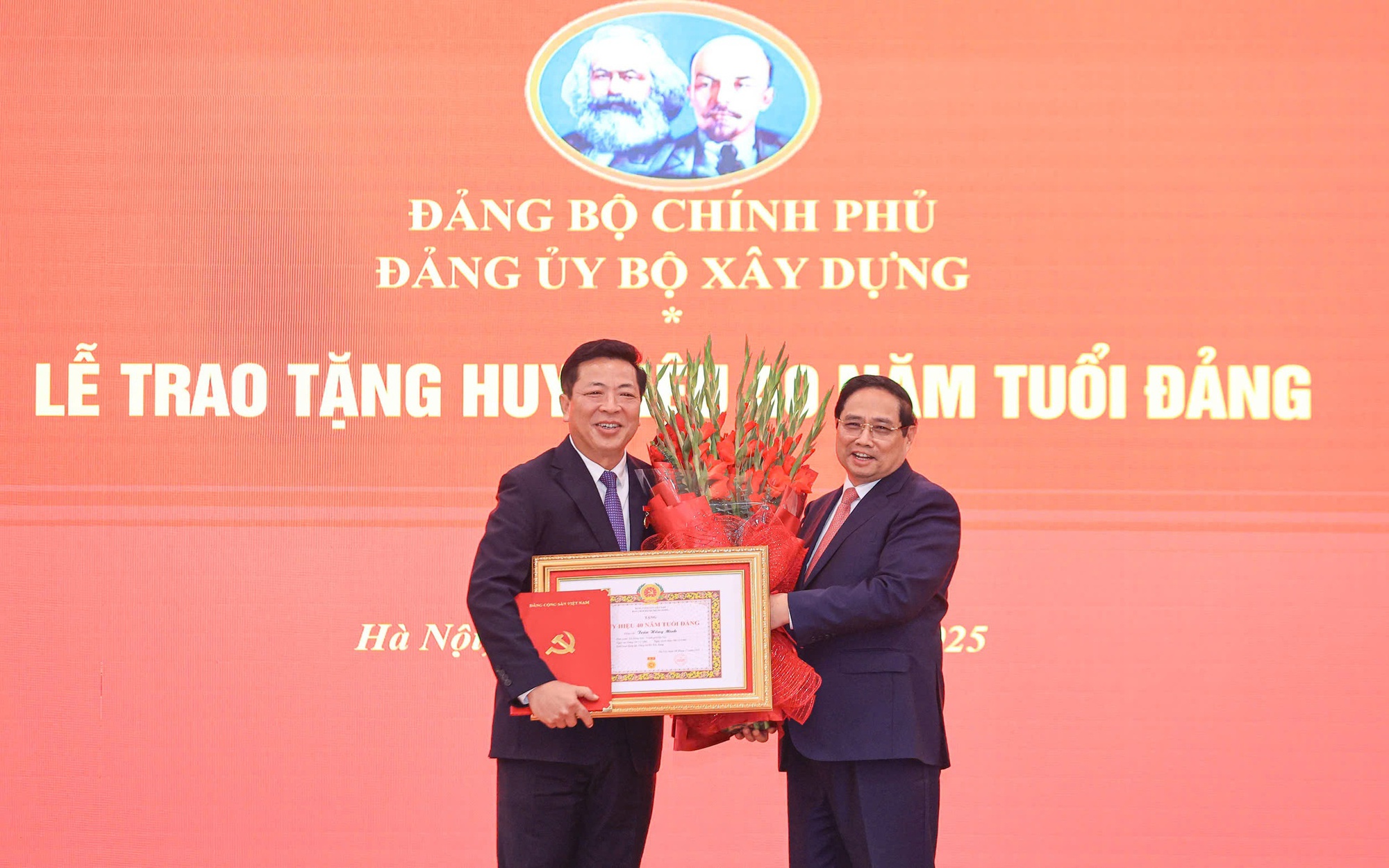 Thủ tướng trao Huy hiệu 40 năm tuổi Đảng cho Bộ trưởng Bộ X&acirc;y dựng Trần Hồng Minh