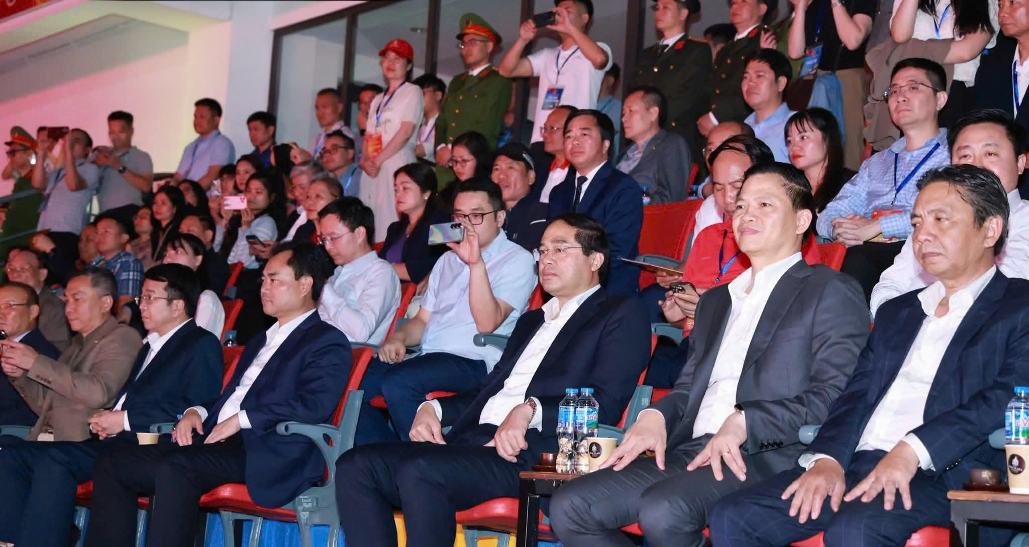 ថៃង្វៀន ភ្លឺចែងចាំងនៅយប់បើកឆាកនៃការប្រកួតបាល់ទាត់បួនក្រុមឆ្នាំ ២០២៥ - រូបថតទី ២។ Thái Nguyên rực sáng trong đêm khai mạc Giải Tứ hùng 2025- Ảnh 2.