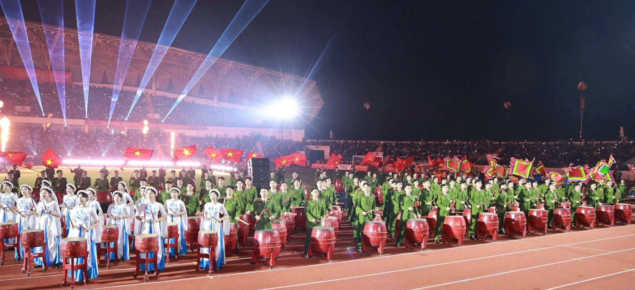 ថៃង្វៀន ភ្លឺចែងចាំងនៅយប់បើកឆាកនៃការប្រកួតបាល់ទាត់បួនក្រុមឆ្នាំ ២០២៥ - រូបថតទី ៧។ Thái Nguyên rực sáng trong đêm khai mạc Giải Tứ hùng 2025- Ảnh 7.