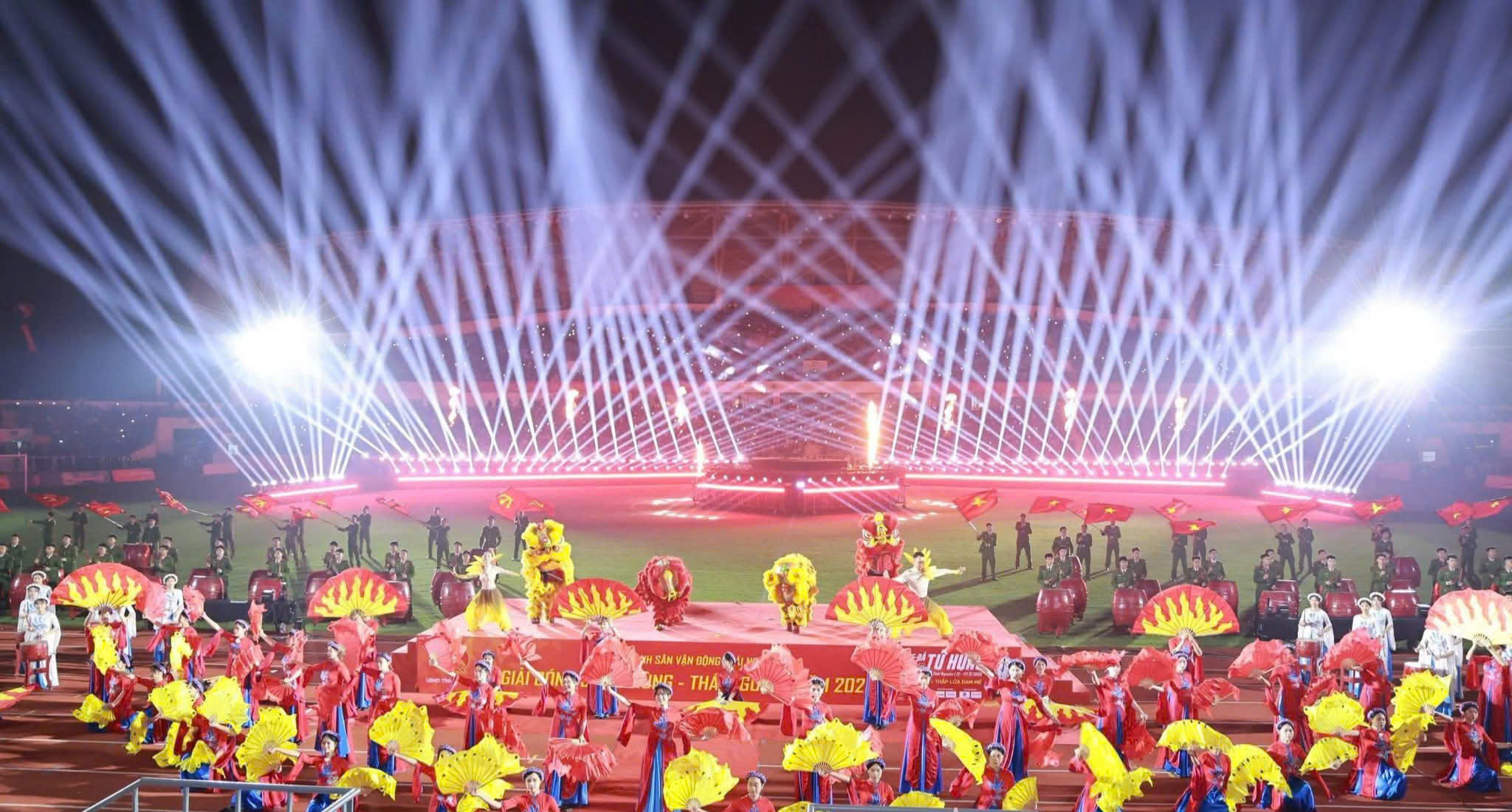 ថៃង្វៀន ភ្លឺចែងចាំងនៅយប់បើកឆាកនៃការប្រកួតបាល់ទាត់បួនក្រុមឆ្នាំ ២០២៥ - រូបថតទី ៦។ Thái Nguyên rực sáng trong đêm khai mạc Giải Tứ hùng 2025- Ảnh 6.