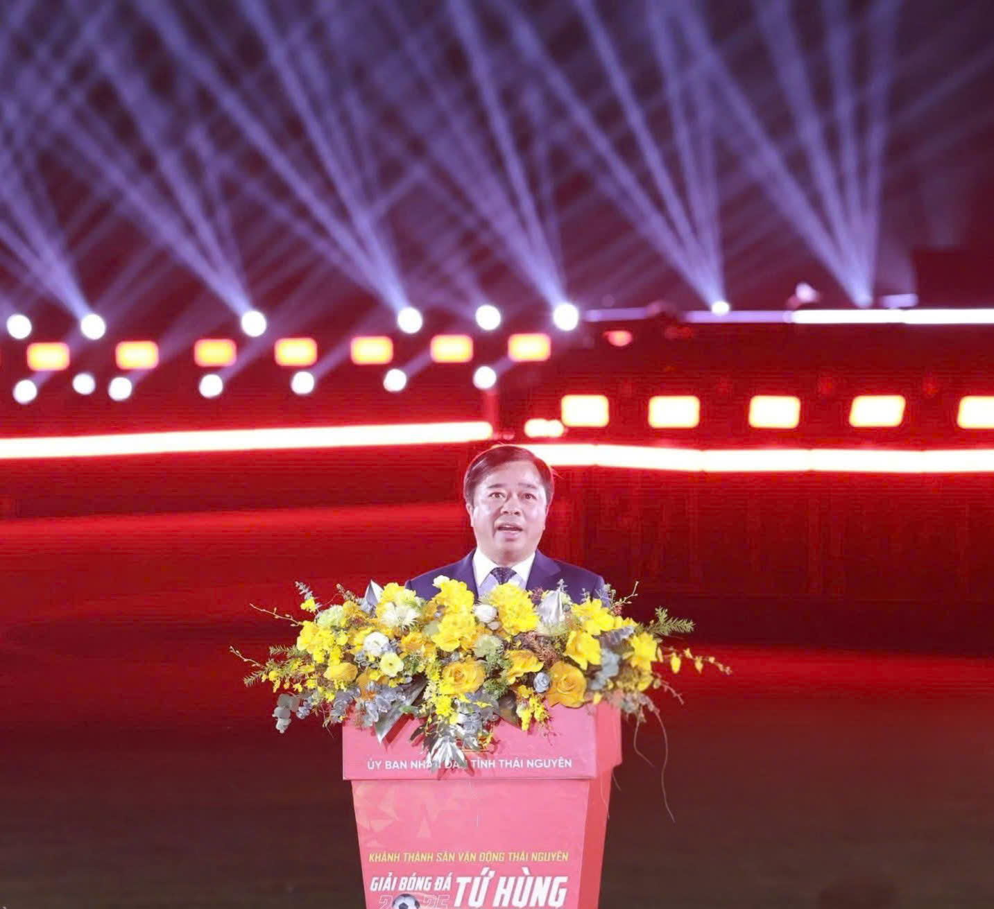 ថៃង្វៀន ភ្លឺចែងចាំងនៅយប់បើកឆាកនៃការប្រកួតបាល់ទាត់បួនក្រុមឆ្នាំ ២០២៥ - រូបថតទី ១។ Thái Nguyên rực sáng trong đêm khai mạc Giải Tứ hùng 2025- Ảnh 1.