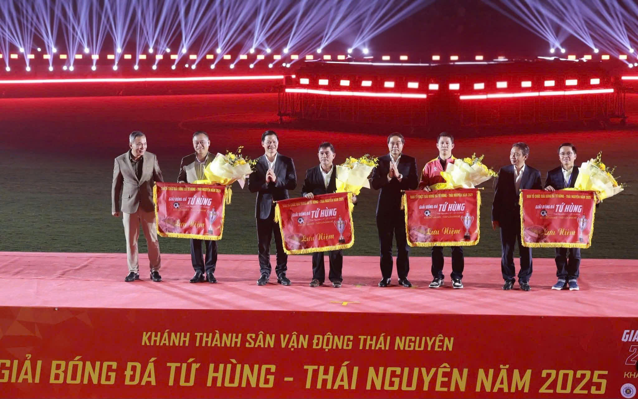 ថៃង្វៀន ភ្លឺចែងចាំងនៅយប់បើកឆាកនៃការប្រកួតបាល់ទាត់បួនក្រុមឆ្នាំ ២០២៥ - រូបថតទី ១០។ Thái Nguyên rực sáng trong đêm khai mạc Giải Tứ hùng 2025- Ảnh 10.