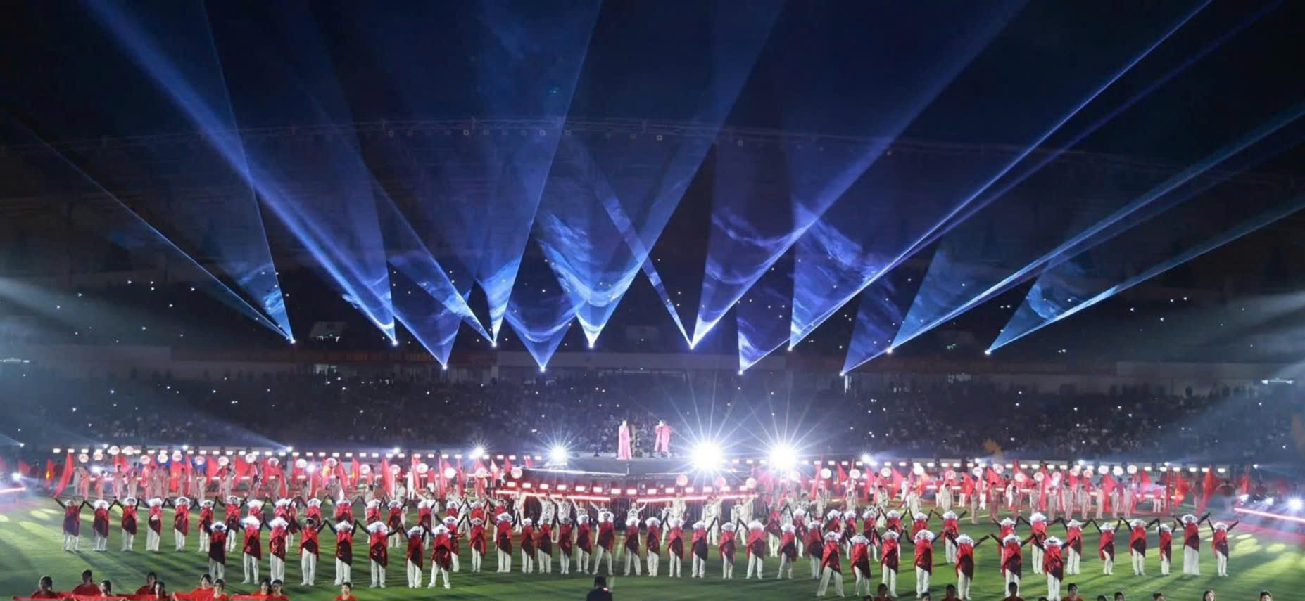 ថៃង្វៀន ភ្លឺចែងចាំងនៅយប់បើកឆាកនៃការប្រកួតបាល់ទាត់បួនក្រុមឆ្នាំ ២០២៥ - រូបថតទី ១៣។ Thái Nguyên rực sáng trong đêm khai mạc Giải Tứ hùng 2025- Ảnh 13.