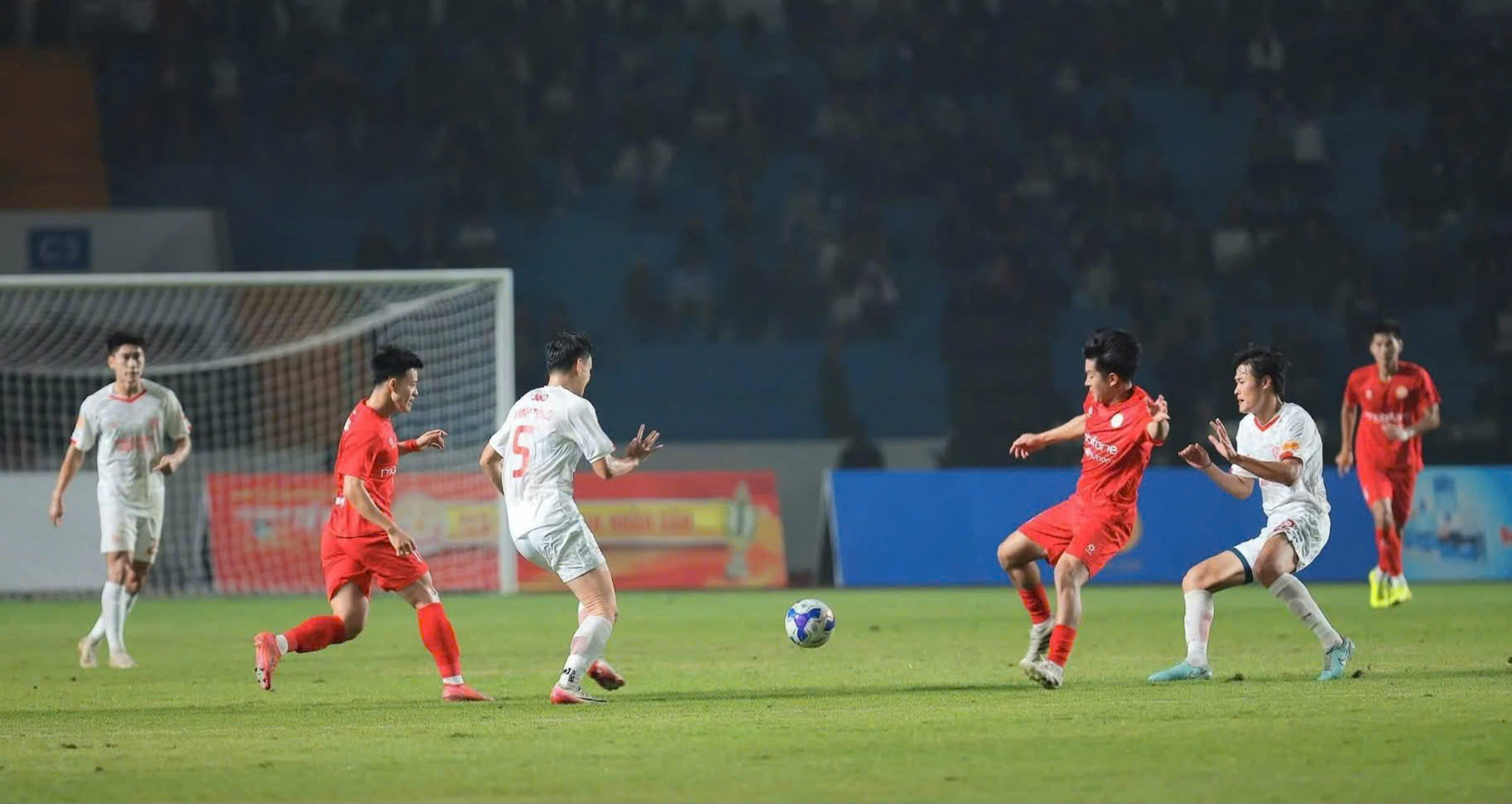 ថៃង្វៀន ភ្លឺចែងចាំងនៅយប់បើកឆាកនៃការប្រកួតបាល់ទាត់បួនក្រុមឆ្នាំ ២០២៥ - រូបថតទី ១៥។ Thái Nguyên rực sáng trong đêm khai mạc Giải Tứ hùng 2025- Ảnh 15.