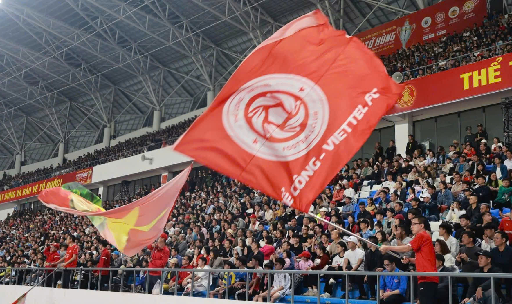 ថៃង្វៀន ភ្លឺចែងចាំងនៅយប់បើកឆាកនៃការប្រកួតបាល់ទាត់បួនក្រុមឆ្នាំ ២០២៥ - រូបថតទី ១៤។ Thái Nguyên rực sáng trong đêm khai mạc Giải Tứ hùng 2025- Ảnh 14.