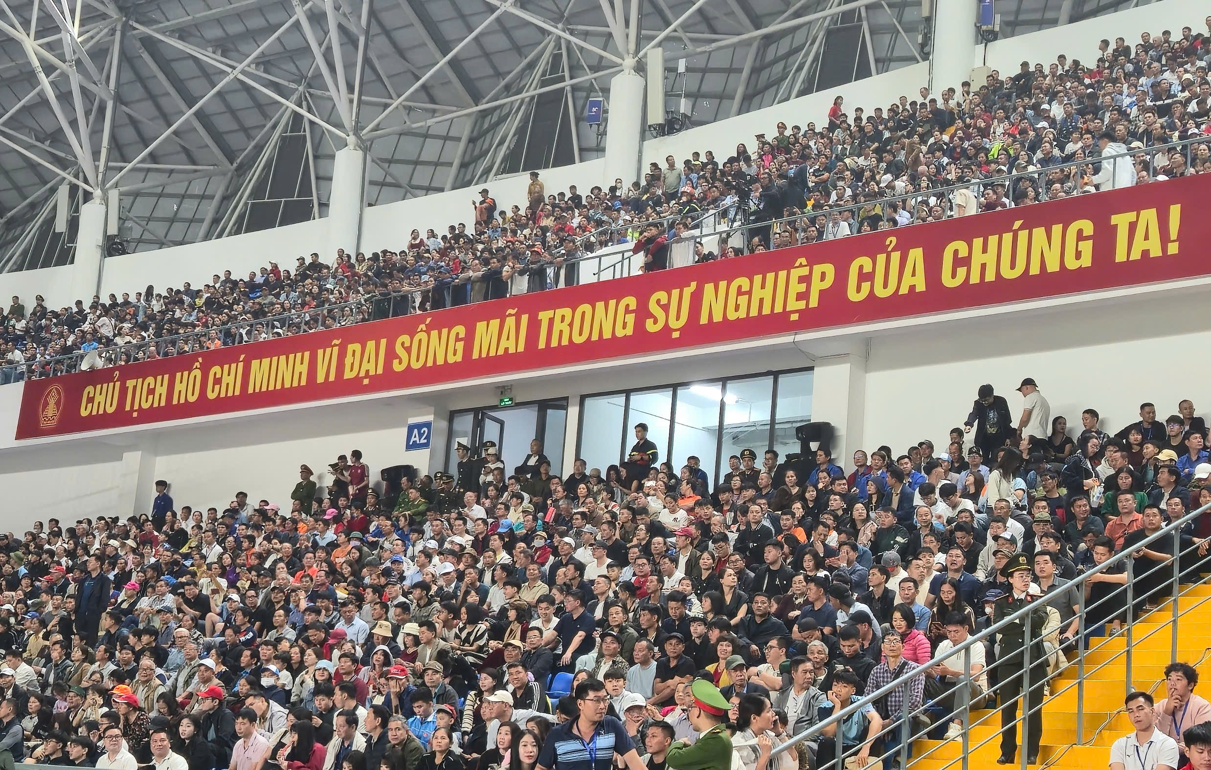 ថៃង្វៀន ភ្លឺចែងចាំងនៅយប់បើកឆាកនៃការប្រកួតបាល់ទាត់បួនក្រុមឆ្នាំ ២០២៥ - រូបថតទី ៨។ Thái Nguyên rực sáng trong đêm khai mạc Giải Tứ hùng 2025- Ảnh 8.