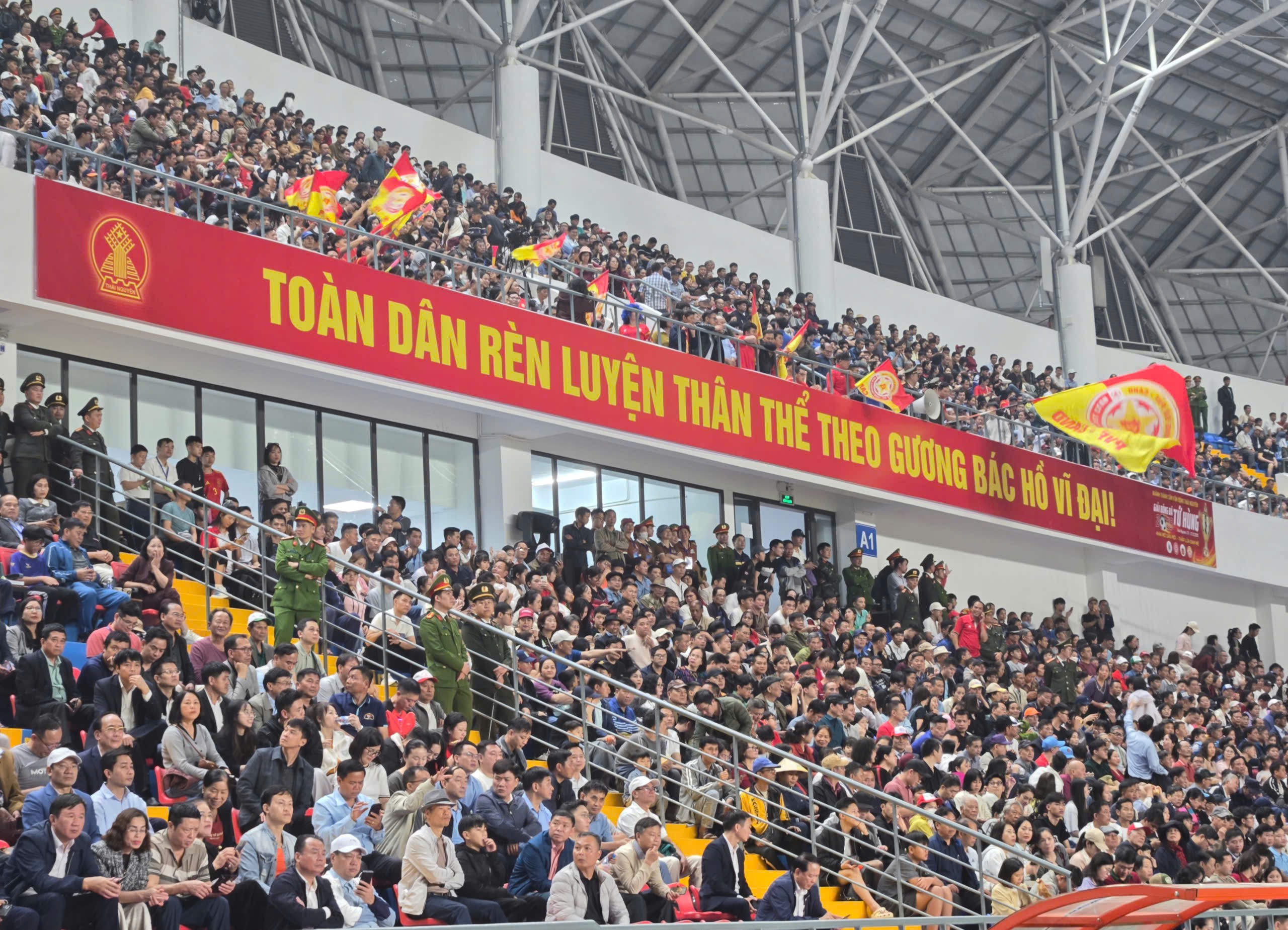 ថៃង្វៀន ភ្លឺចែងចាំងនៅយប់បើកឆាកនៃការប្រកួតបាល់ទាត់បួនក្រុមឆ្នាំ ២០២៥ - រូបថតទី ៩។ Thái Nguyên rực sáng trong đêm khai mạc Giải Tứ hùng 2025- Ảnh 9.