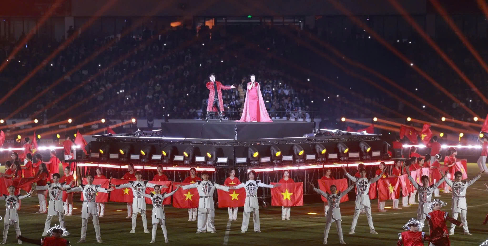 ថៃង្វៀន ភ្លឺចែងចាំងនៅយប់បើកឆាកនៃការប្រកួតបាល់ទាត់បួនក្រុមឆ្នាំ ២០២៥ - រូបថតទី ១១។ Thái Nguyên rực sáng trong đêm khai mạc Giải Tứ hùng 2025- Ảnh 11.